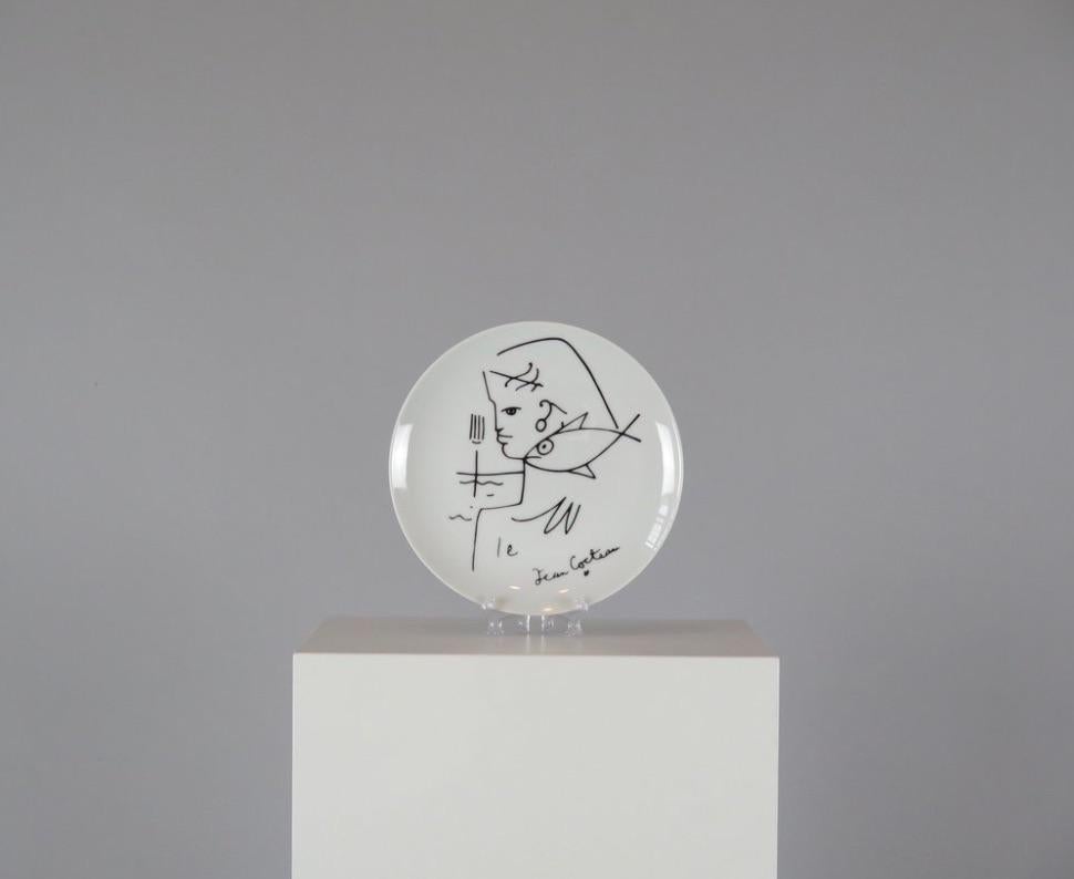 Assiette de collection en porcelaine de Limoges de Jean Cocteau. France, milieu du 20e siècle. Porcelaine, signée et estampillée au dos 