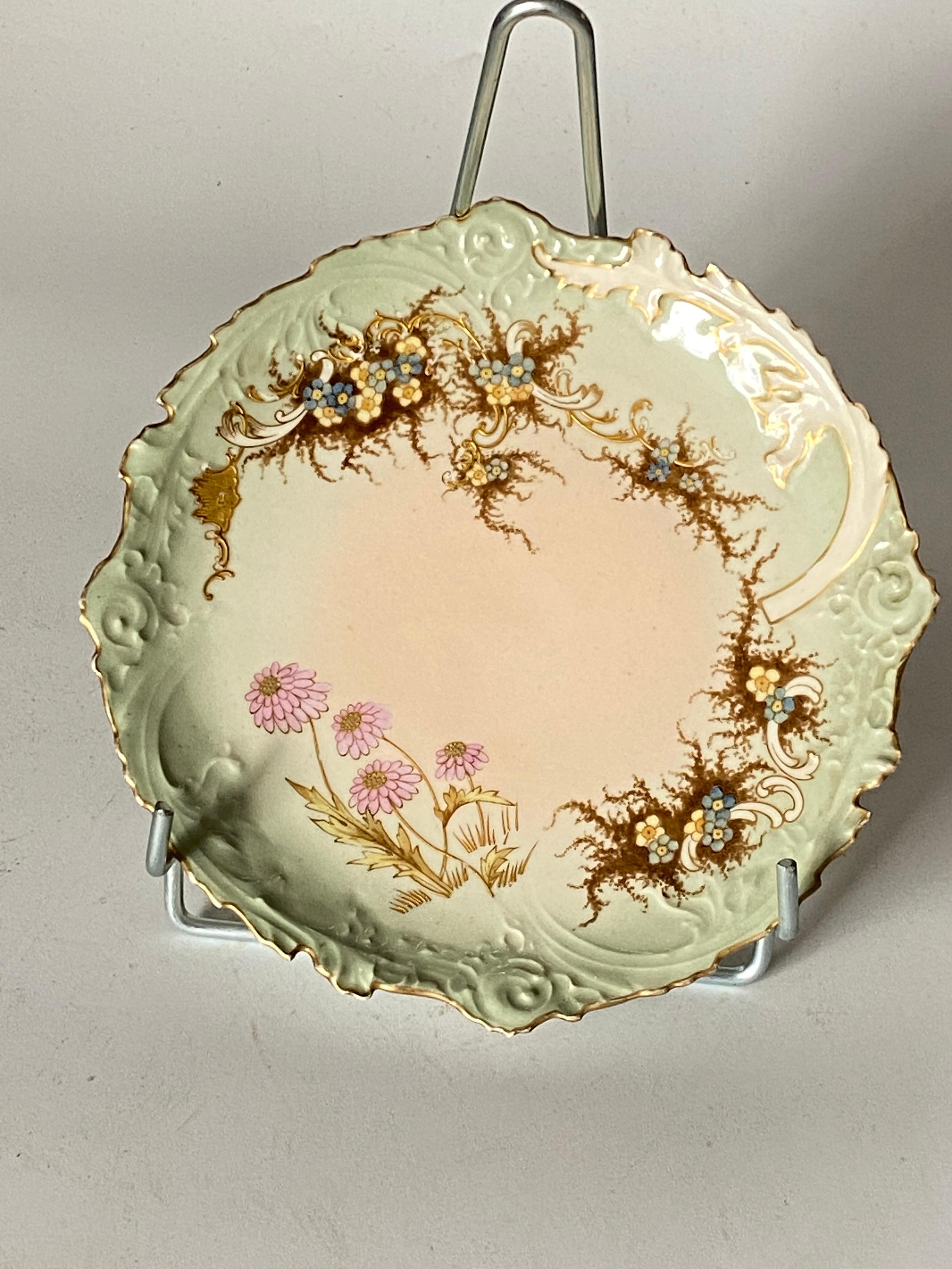 This plate demonstrates the attractiveness of French ceramists from the second half of the 19th century aesthetics and Far Eastern culture. Fascinated by its colors, shapes, artists redouble their ingenuity to give new aesthetic to their ceramics.