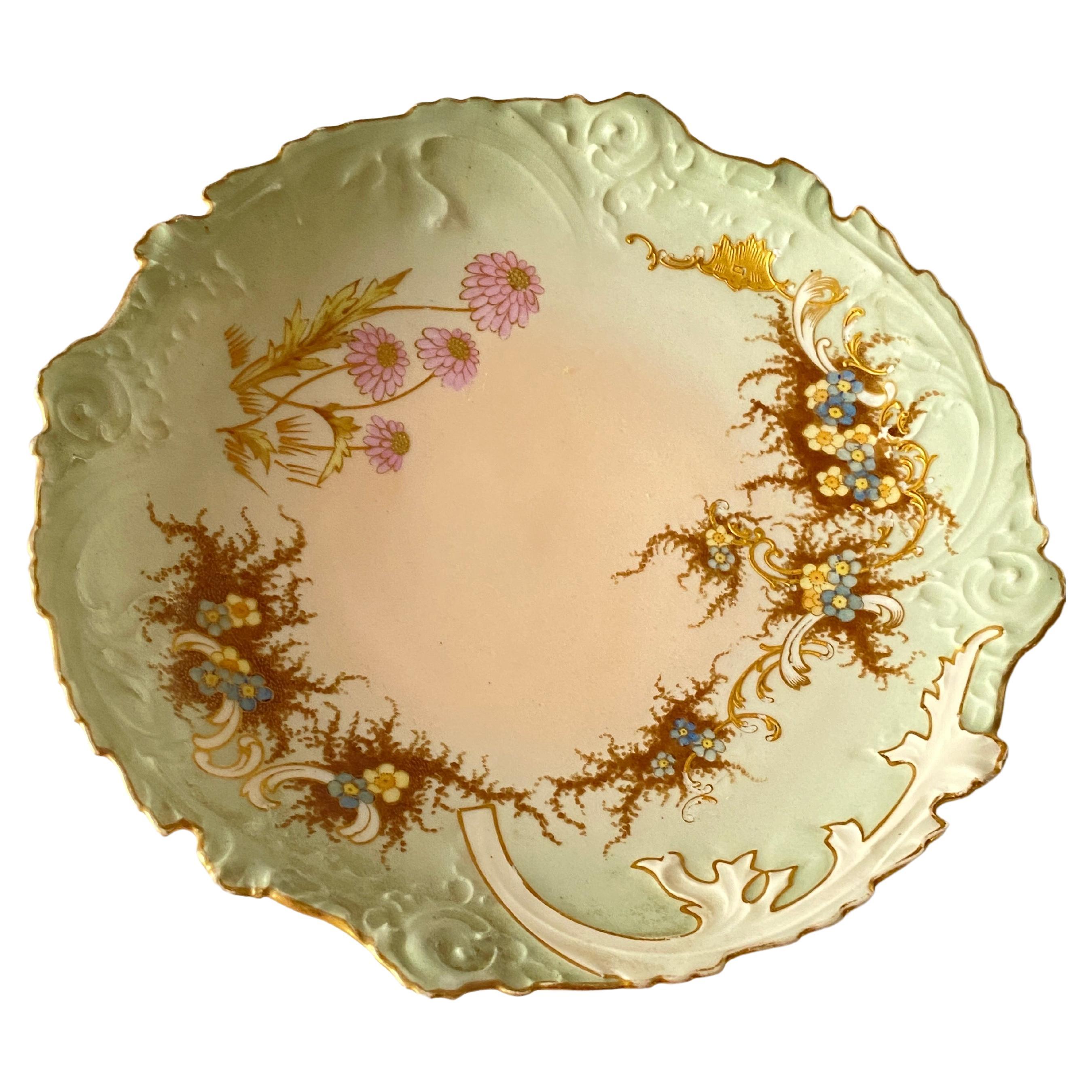 Assiette en porcelaine de Limoges, datant d'environ 1860 par Sazerat Leon, signée et numérotée France
