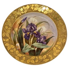 Assiette en porcelaine de Limoges bordée d'or, iris peints à la main, vers 1903-1912
