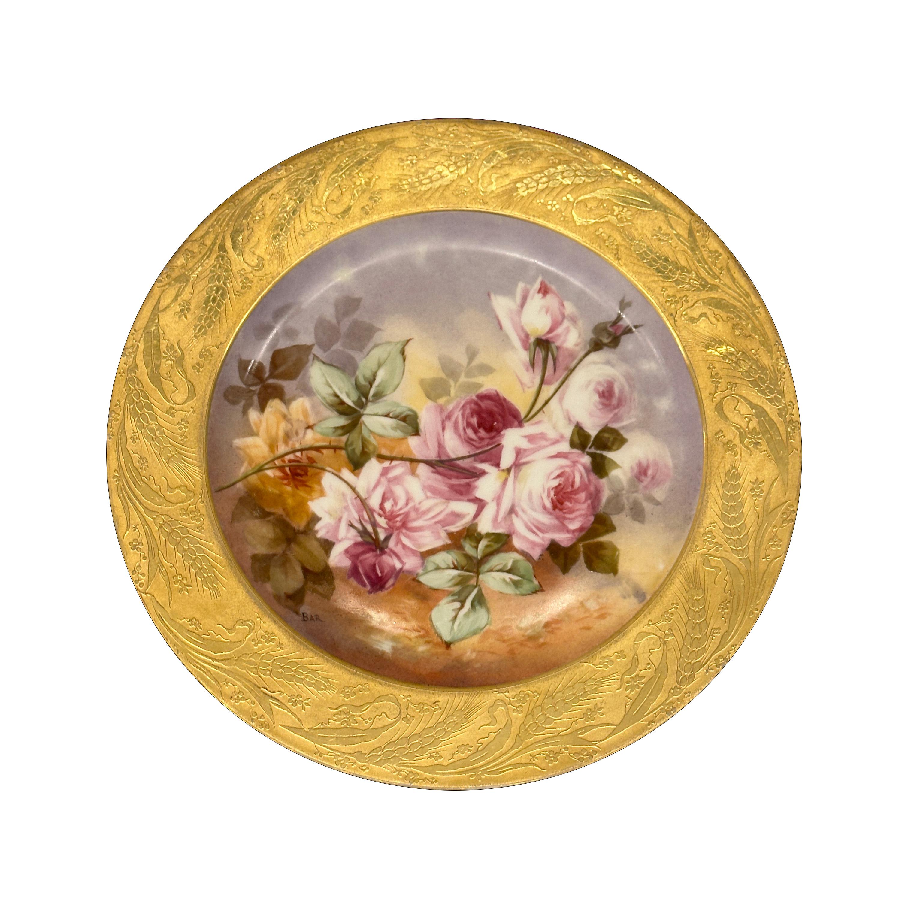 Francese Piatto in porcellana di Limoges con bordo d'oro e rose dipinte a mano, 1903-1912 ca. in vendita