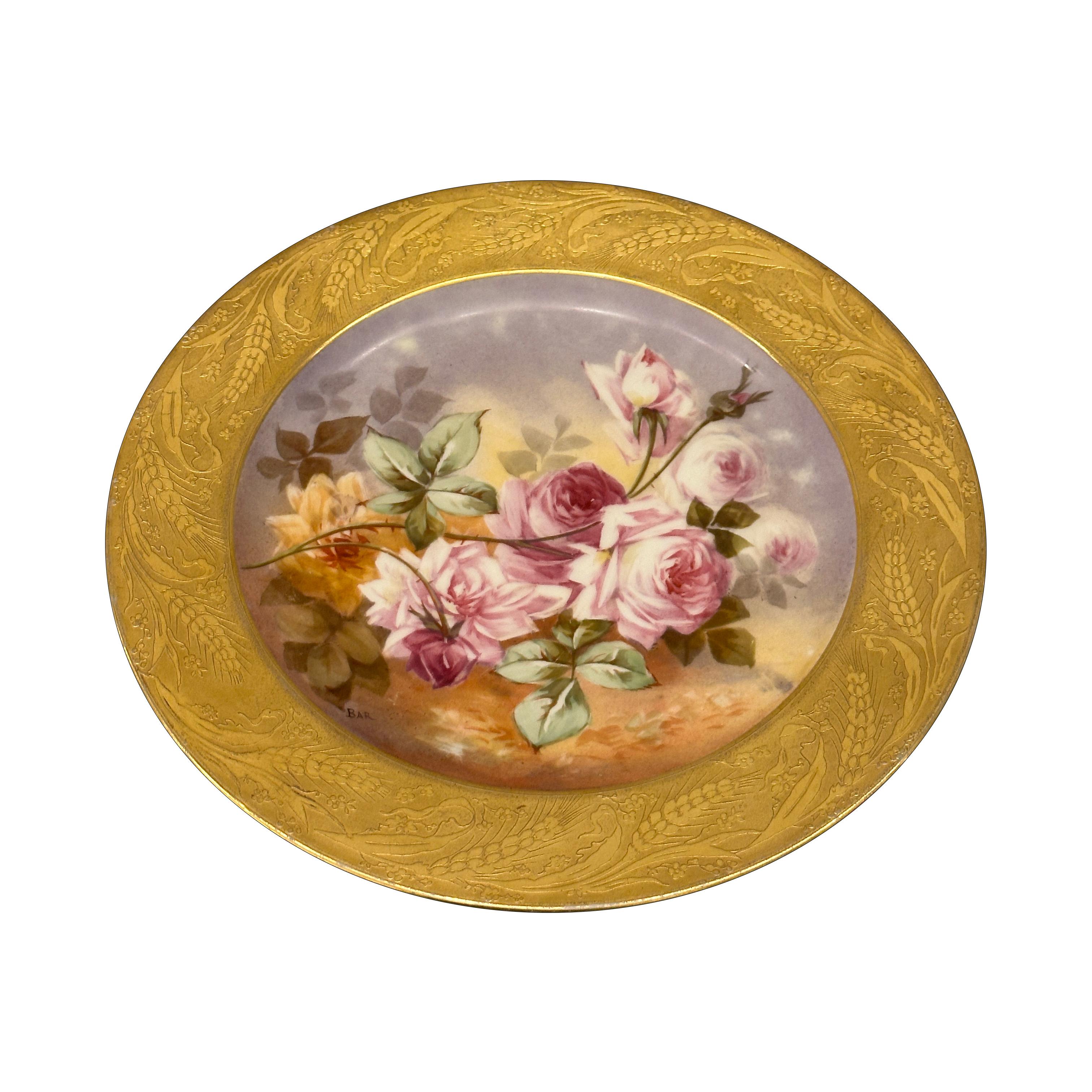 Dipinto a mano Piatto in porcellana di Limoges con bordo d'oro e rose dipinte a mano, 1903-1912 ca. in vendita
