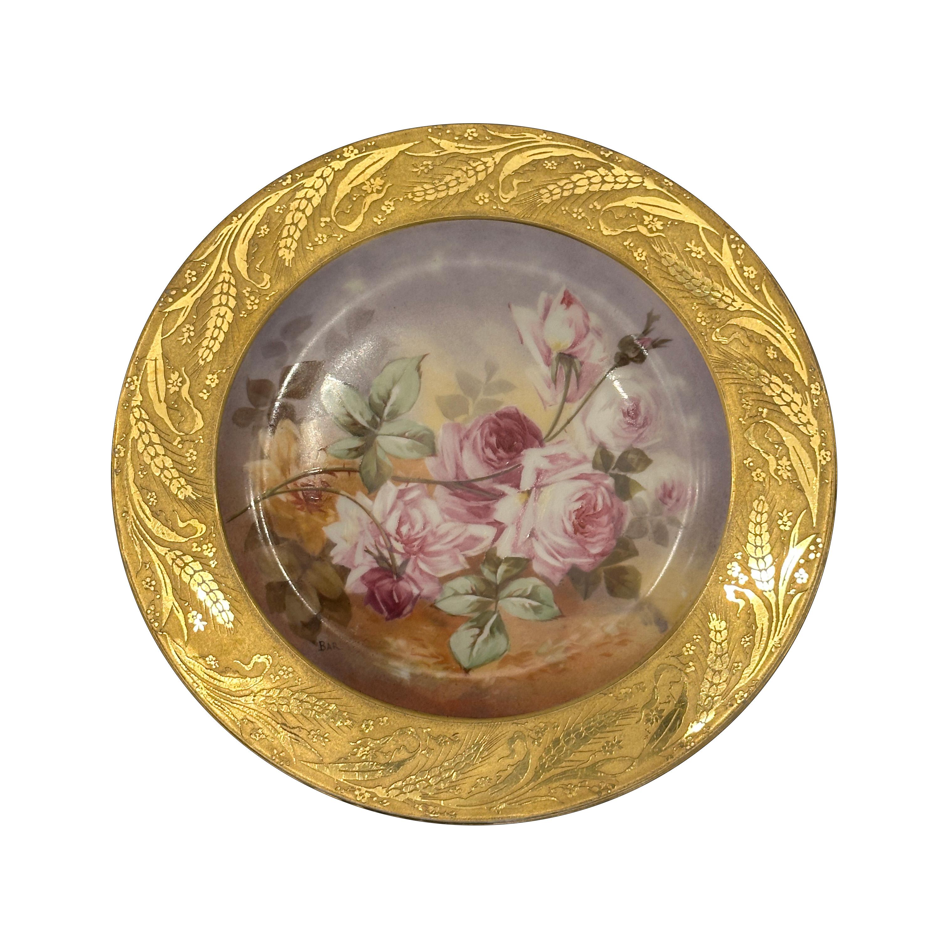 Piatto in porcellana di Limoges con bordo d'oro e rose dipinte a mano, 1903-1912 ca. In condizioni buone in vendita a Paris, FR