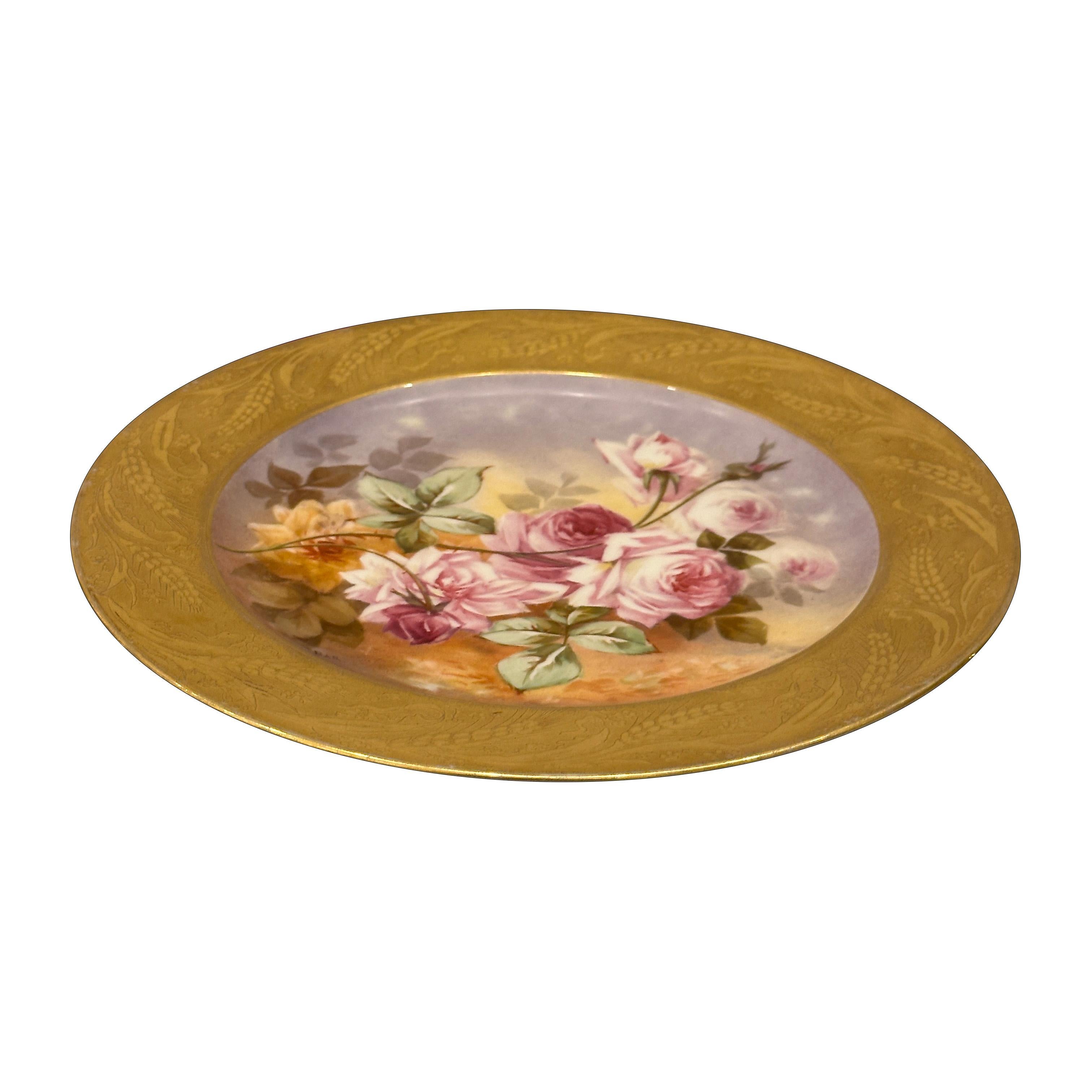 XIX secolo Piatto in porcellana di Limoges con bordo d'oro e rose dipinte a mano, 1903-1912 ca. in vendita