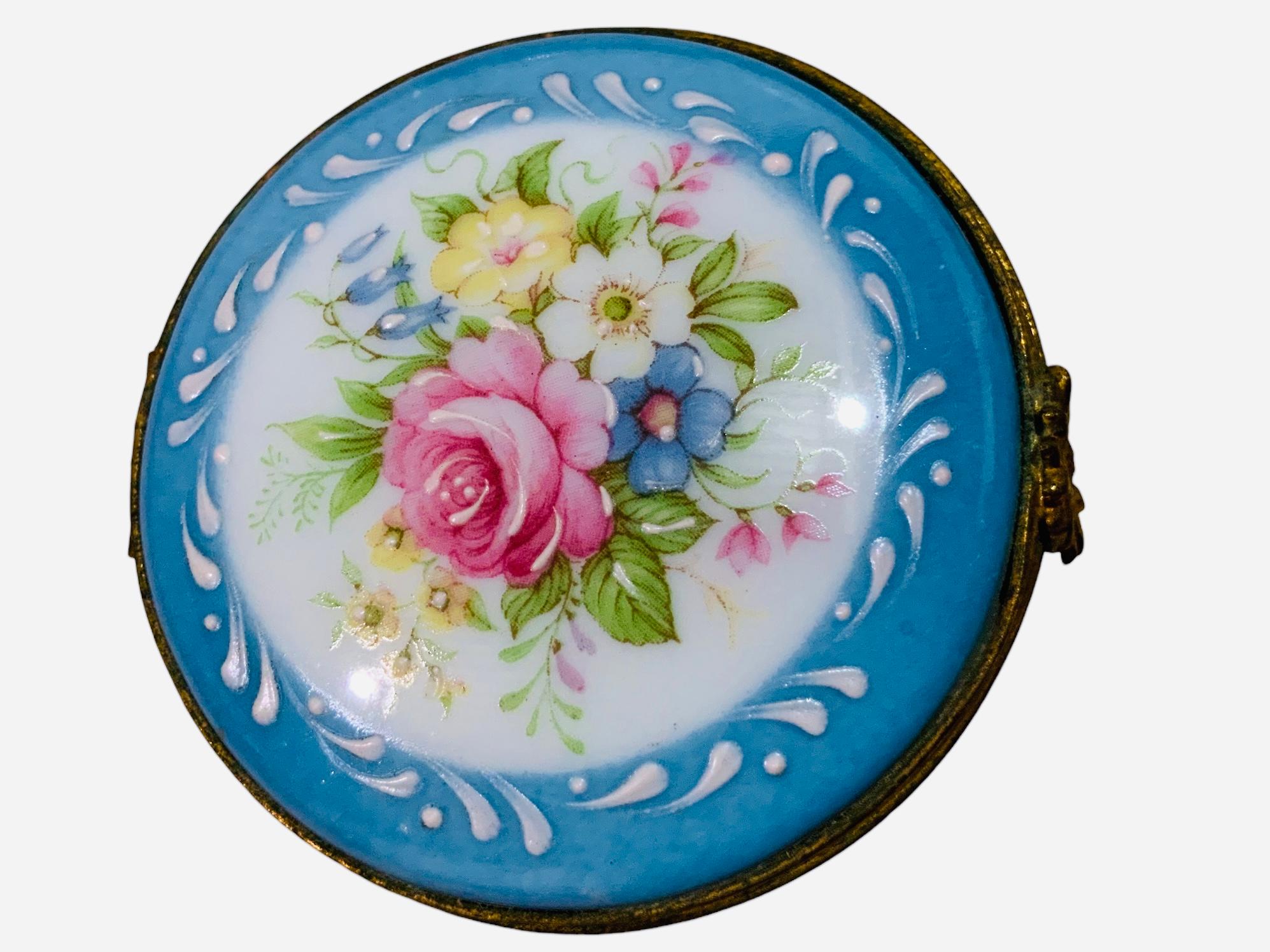 Caja redonda de baratijas de porcelana azul cielo de Limoges en venta 2