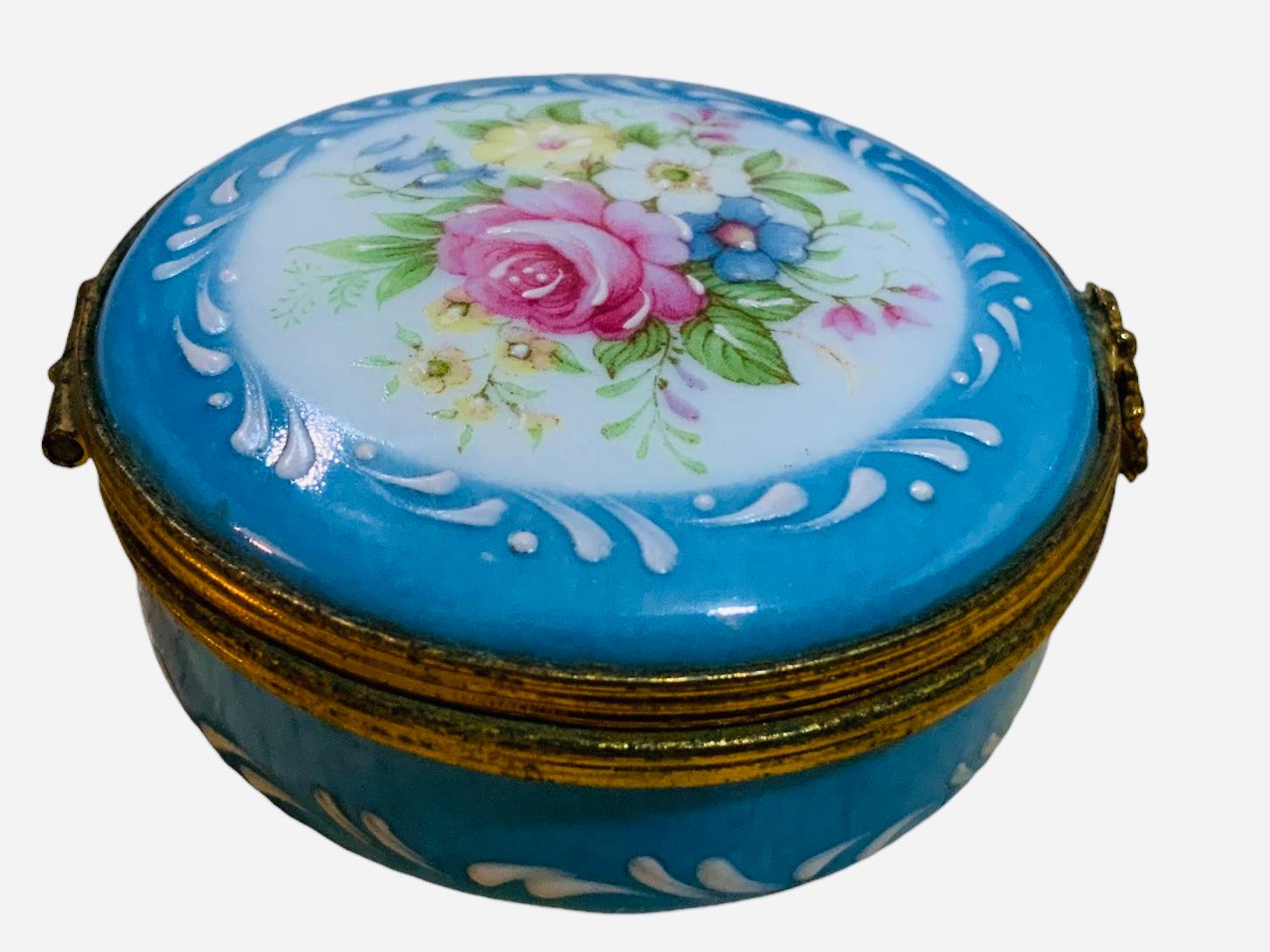 Caja redonda de baratijas de porcelana azul cielo de Limoges Victoriano en venta