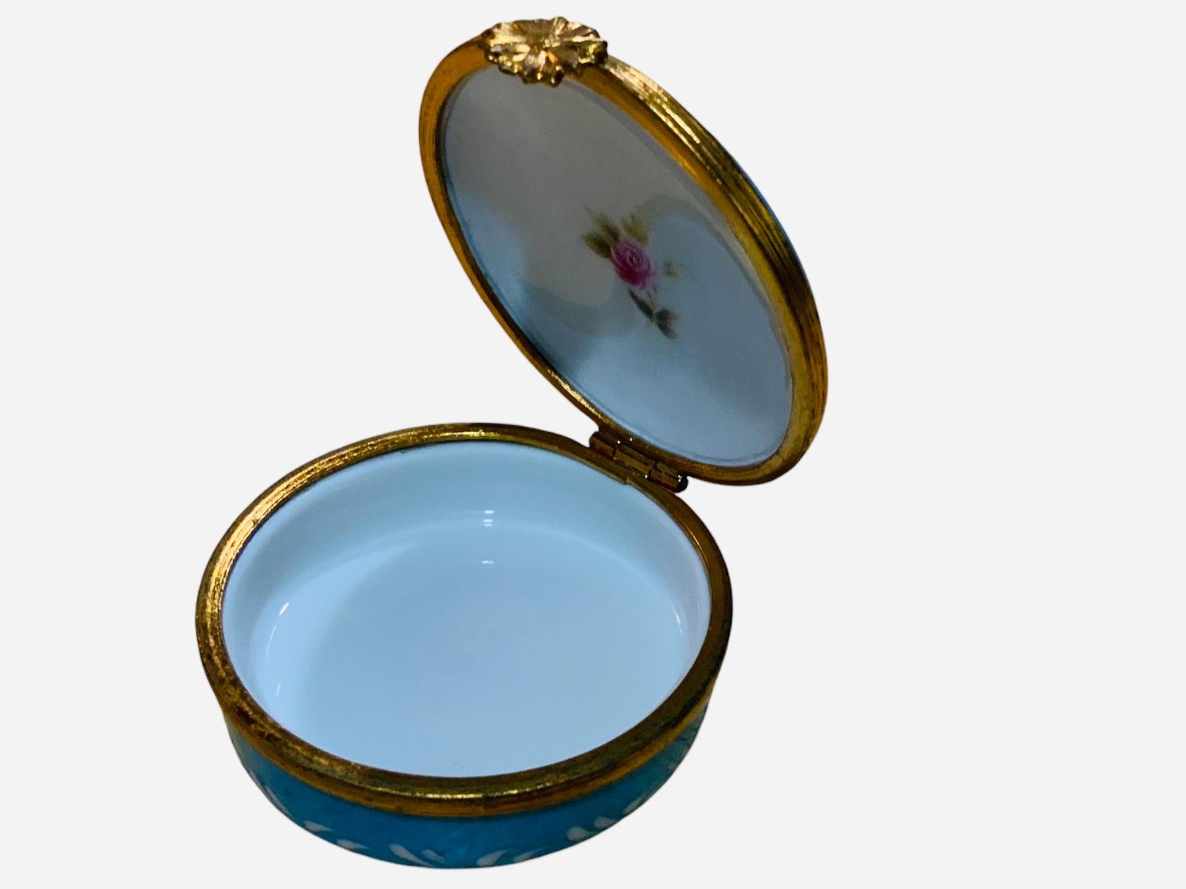 Caja redonda de baratijas de porcelana azul cielo de Limoges Francés en venta