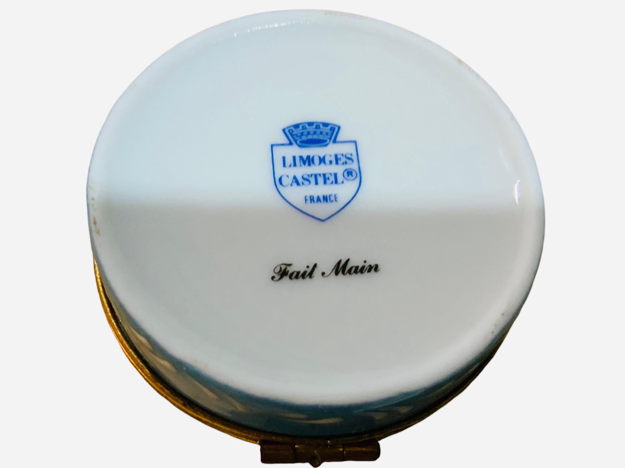 Caja redonda de baratijas de porcelana azul cielo de Limoges en Bueno estado para la venta en Guaynabo, PR