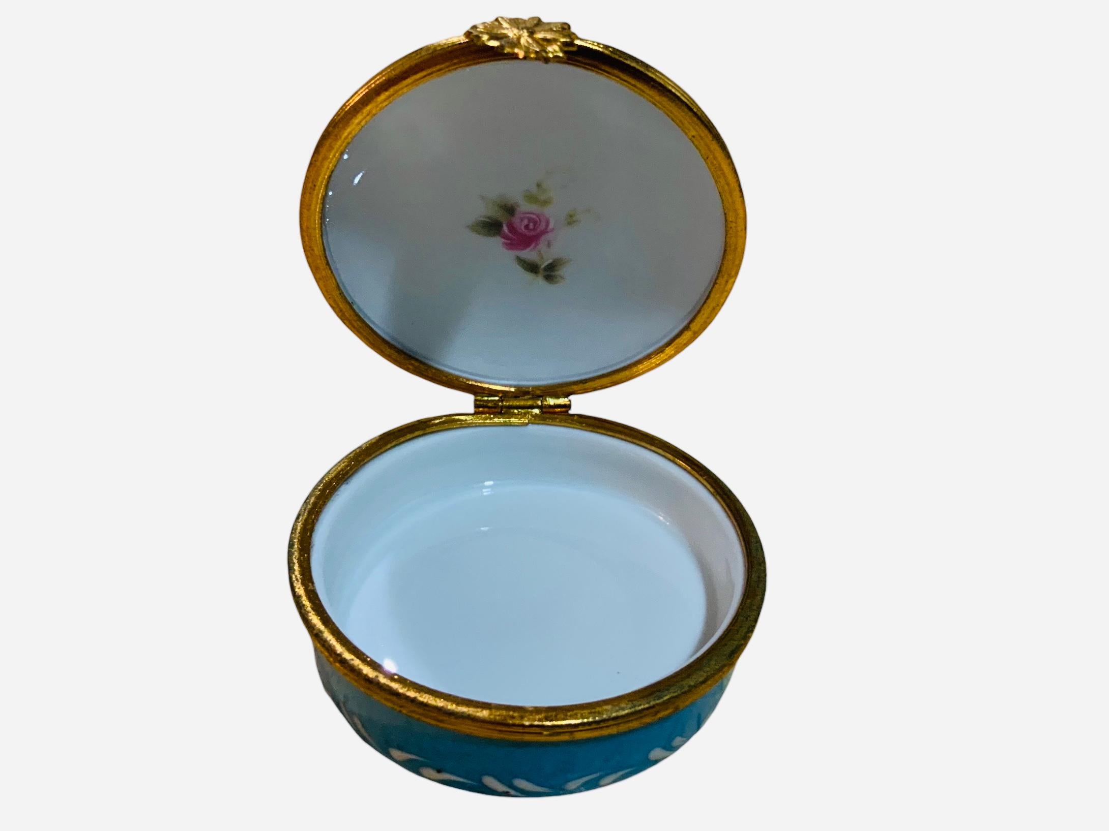 Caja redonda de baratijas de porcelana azul cielo de Limoges siglo XX en venta