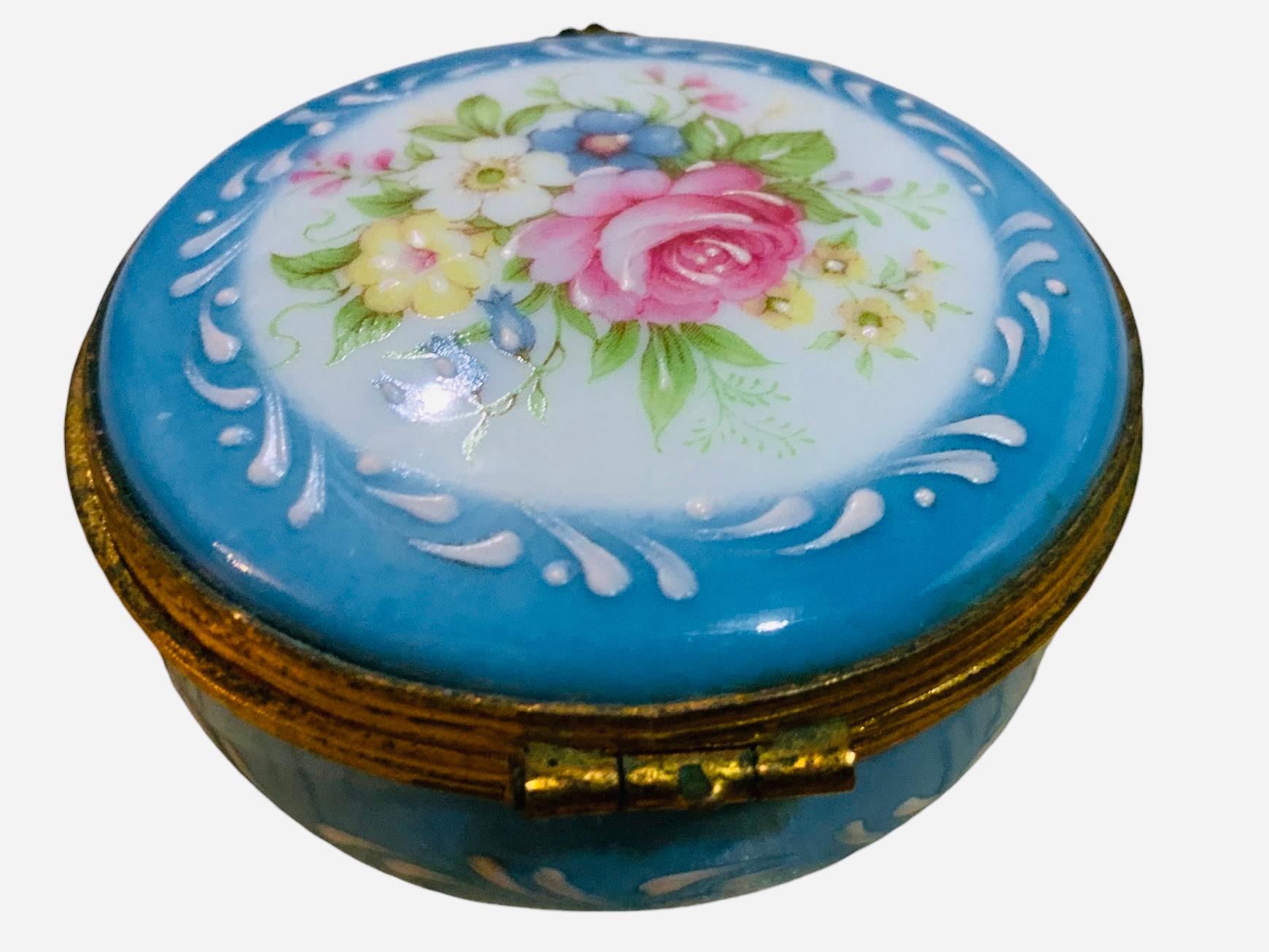 Caja redonda de baratijas de porcelana azul cielo de Limoges Porcelana en venta