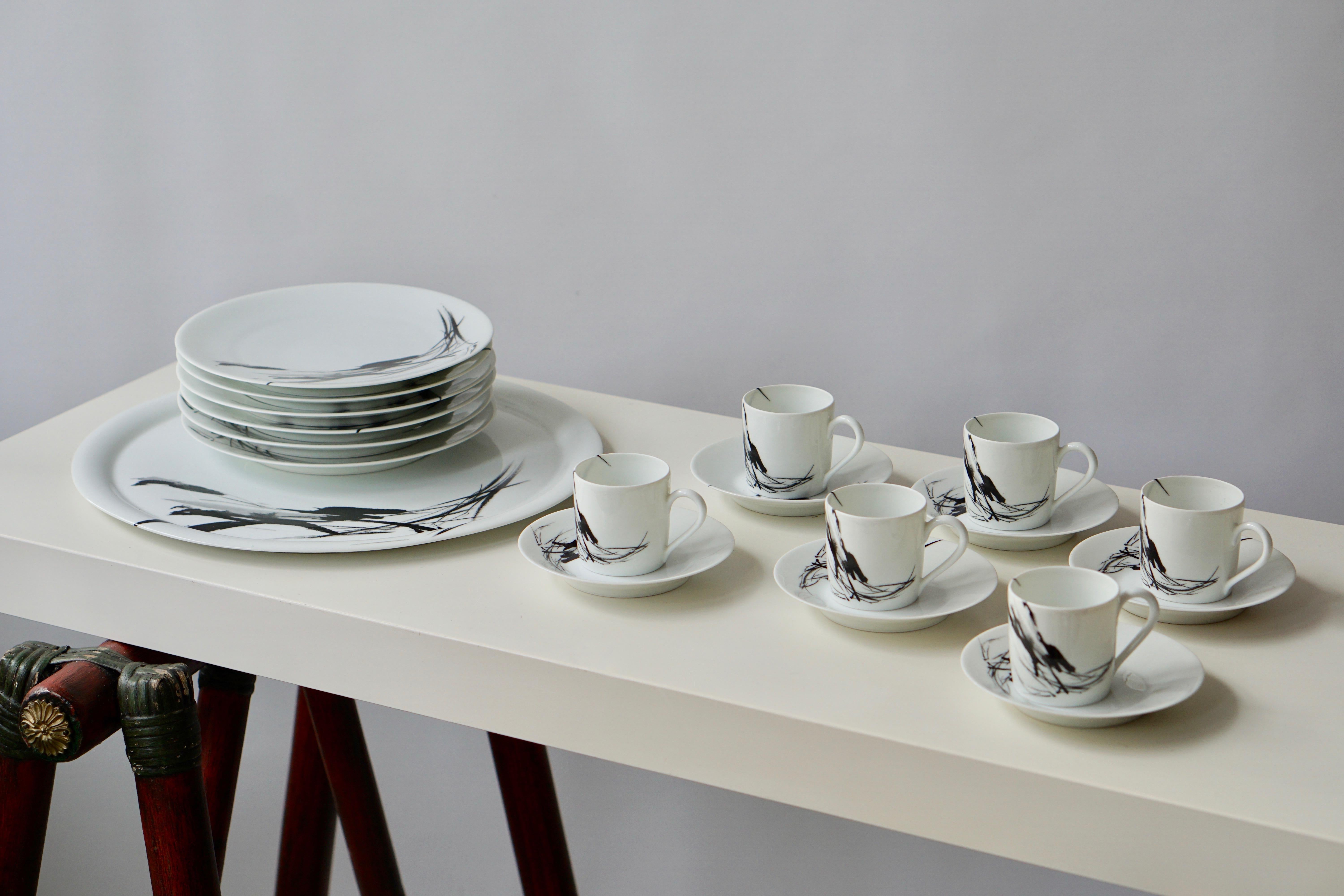 Tee- und Kaffeeservice aus Limoges-Porzellan von Pierre Cardin.
Unterzeichnet Limoges Lafarge, Pierre Cardin.
Sie umfasst:
Sechs Kaffeetassen und Untertassen mit Henkel. Höhe Tassen 6 cm. Durchmesser 5 cm.
Sechs Gebäckstücke. Durchmesser 19