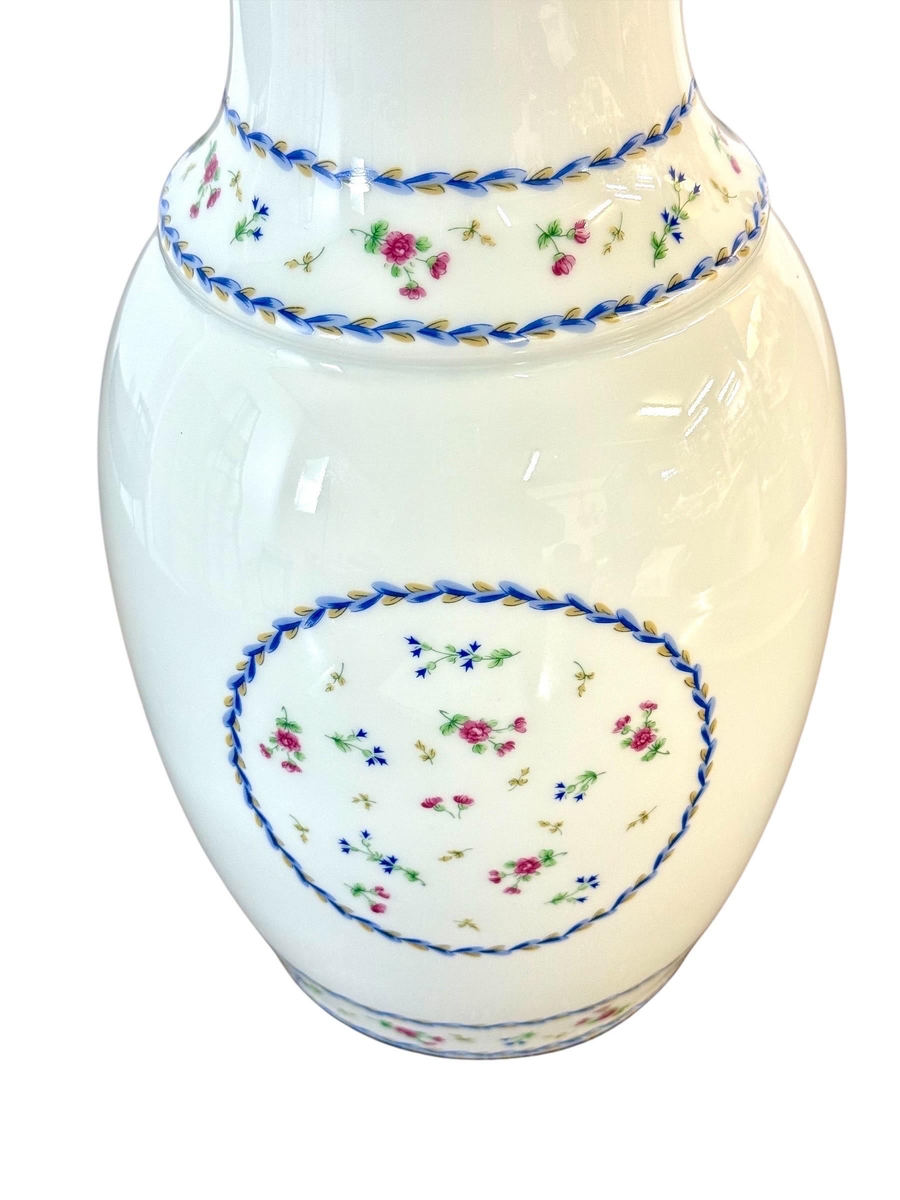 Jarrón de porcelana de Limoges, motivo Comte d'Artois Bleu, diseño del siglo XVIII en venta 3