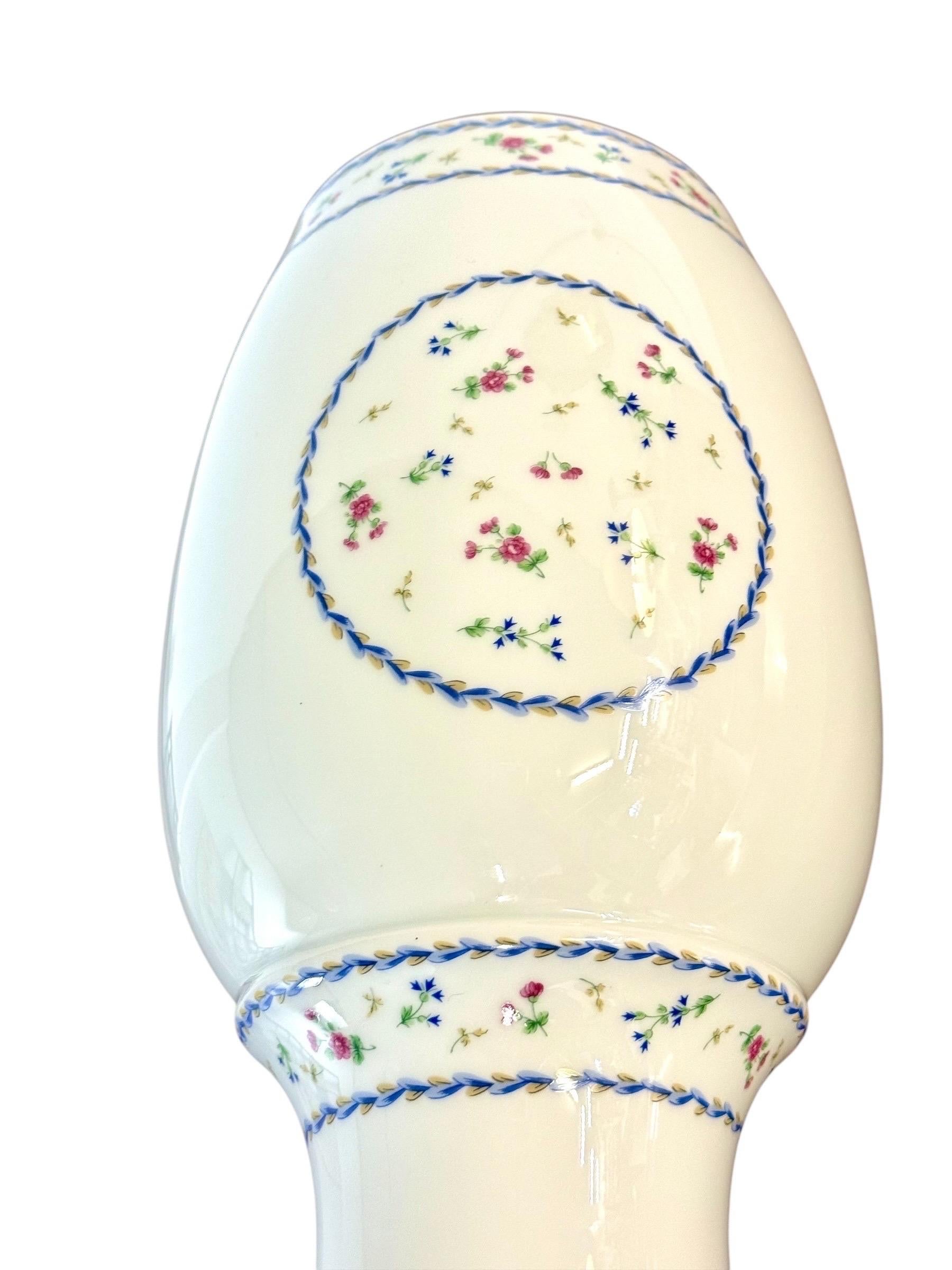 Jarrón de porcelana de Limoges, motivo Comte d'Artois Bleu, diseño del siglo XVIII en venta 4