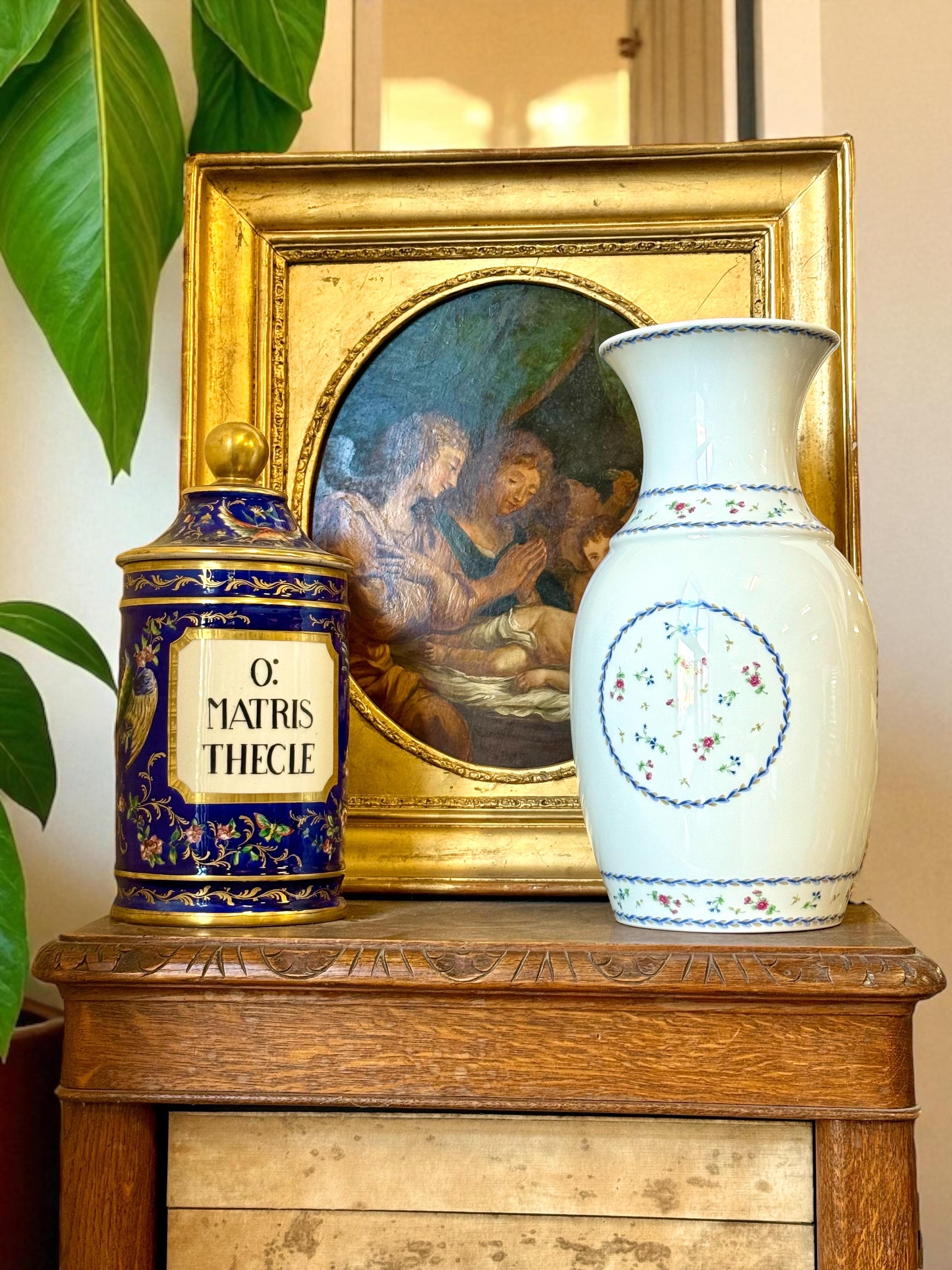 Jarrón de porcelana de Limoges, motivo Comte d'Artois Bleu, diseño del siglo XVIII en venta 5