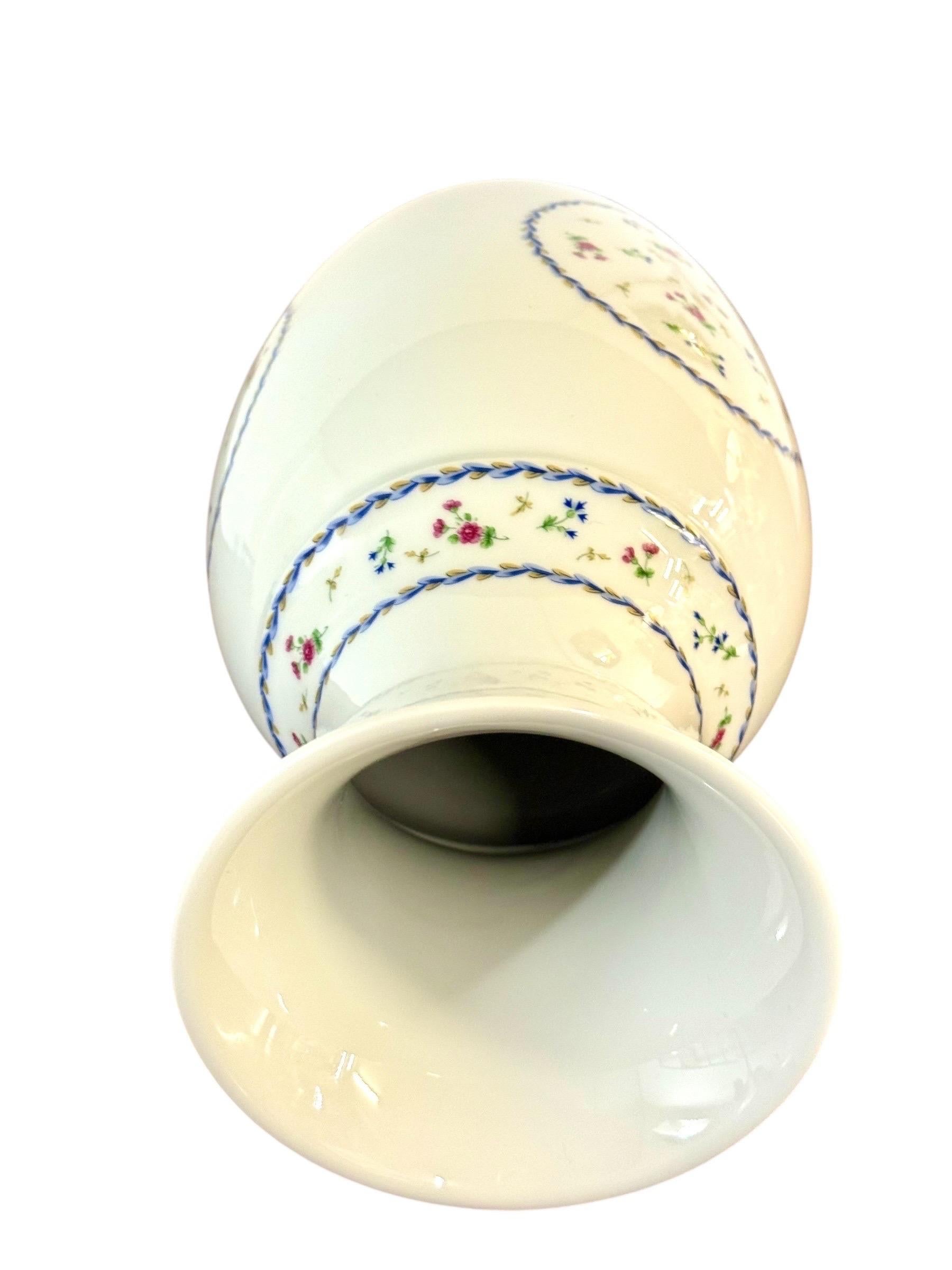 Jarrón de porcelana de Limoges, motivo Comte d'Artois Bleu, diseño del siglo XVIII en venta 6