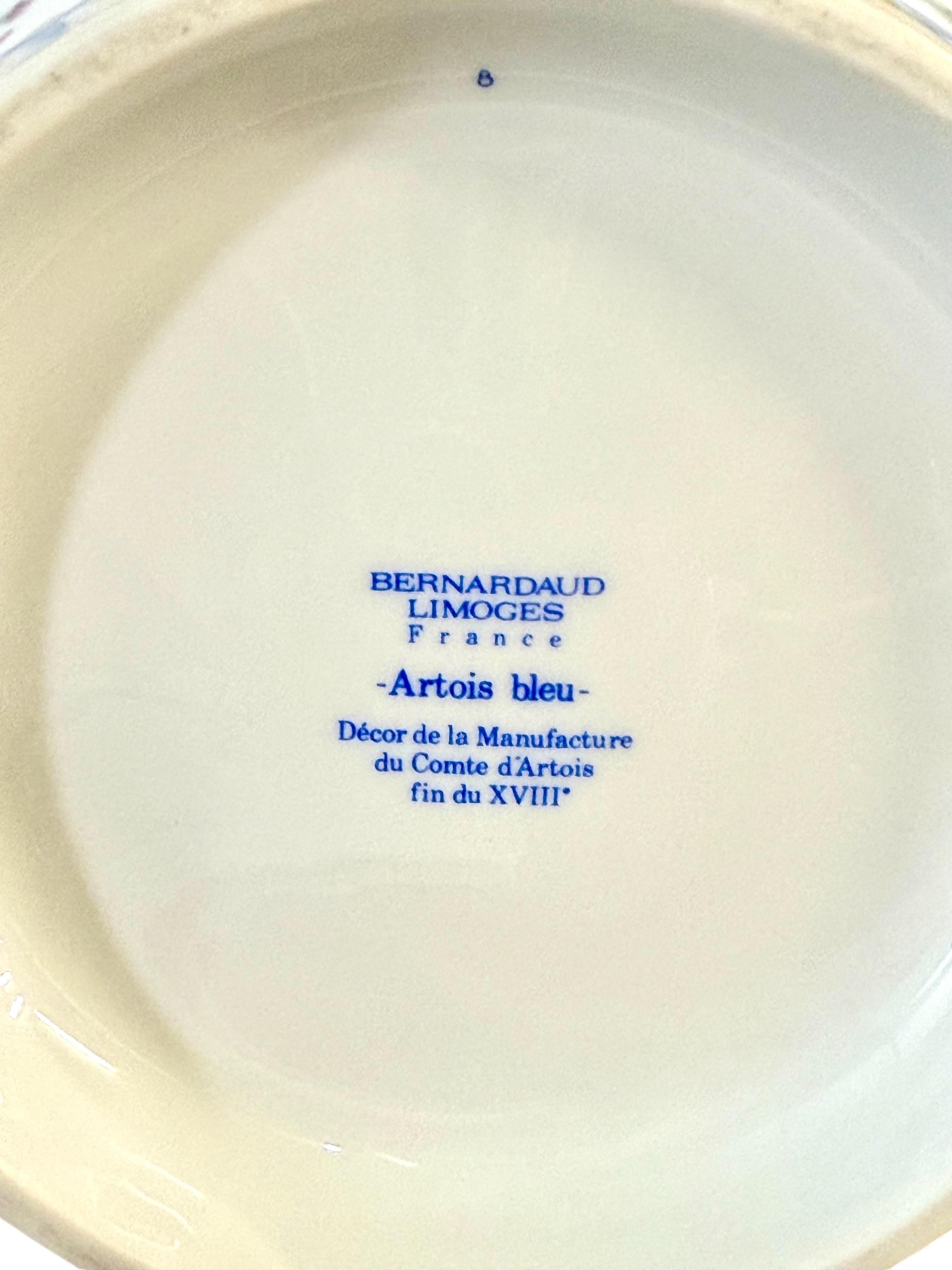 Jarrón de porcelana de Limoges, motivo Comte d'Artois Bleu, diseño del siglo XVIII en venta 7