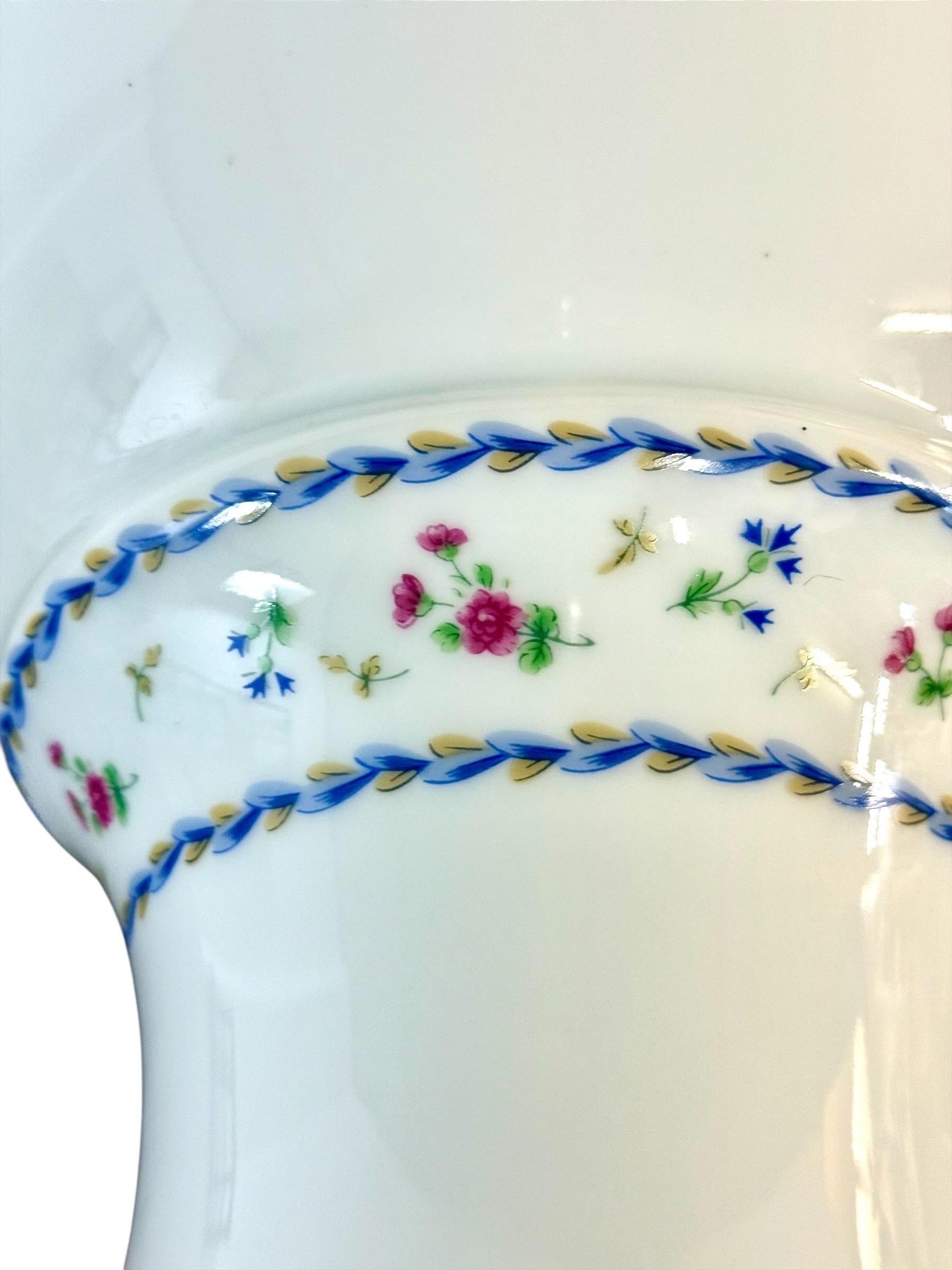 Jarrón de porcelana de Limoges, motivo Comte d'Artois Bleu, diseño del siglo XVIII en venta 8