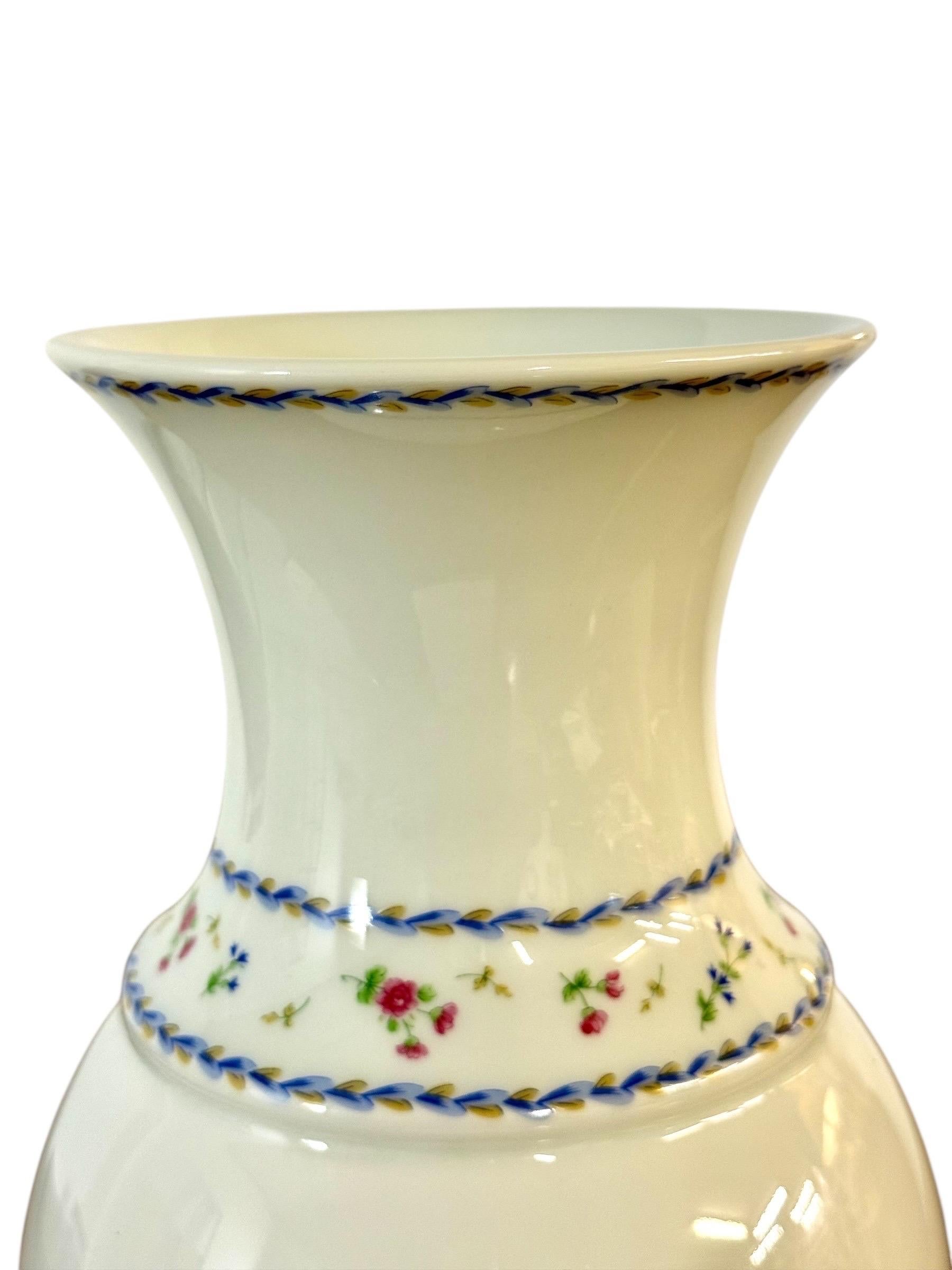 Jarrón de porcelana de Limoges, motivo Comte d'Artois Bleu, diseño del siglo XVIII en venta 9