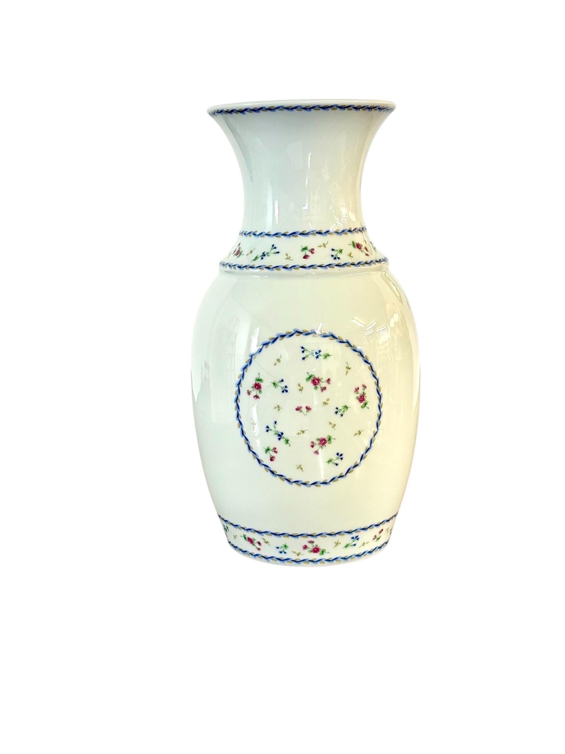Jarrón de porcelana de Limoges, motivo Comte d'Artois Bleu, diseño del siglo XVIII en venta 10