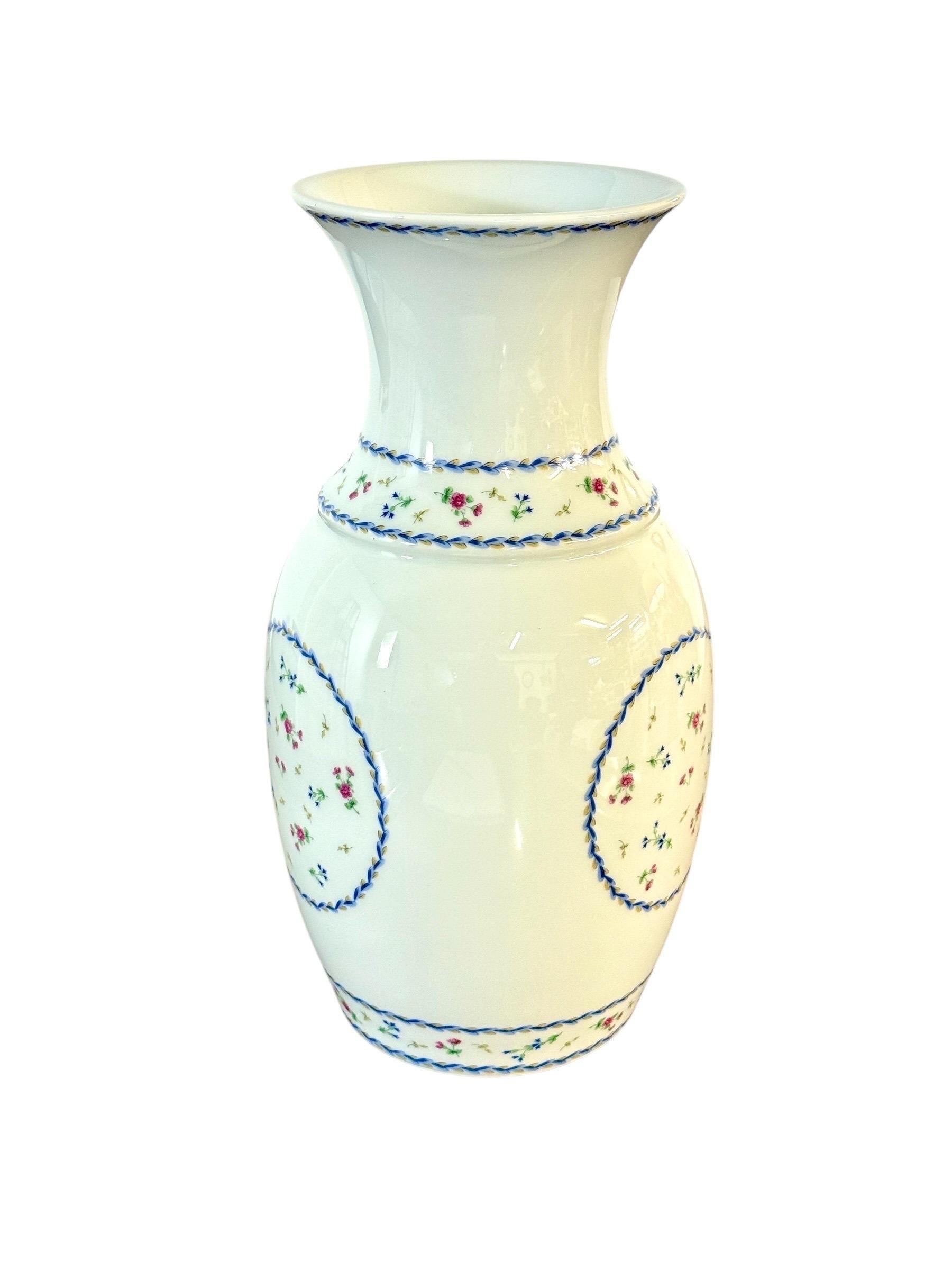 Jarrón de porcelana de Limoges, motivo Comte d'Artois Bleu, diseño del siglo XVIII Francés en venta
