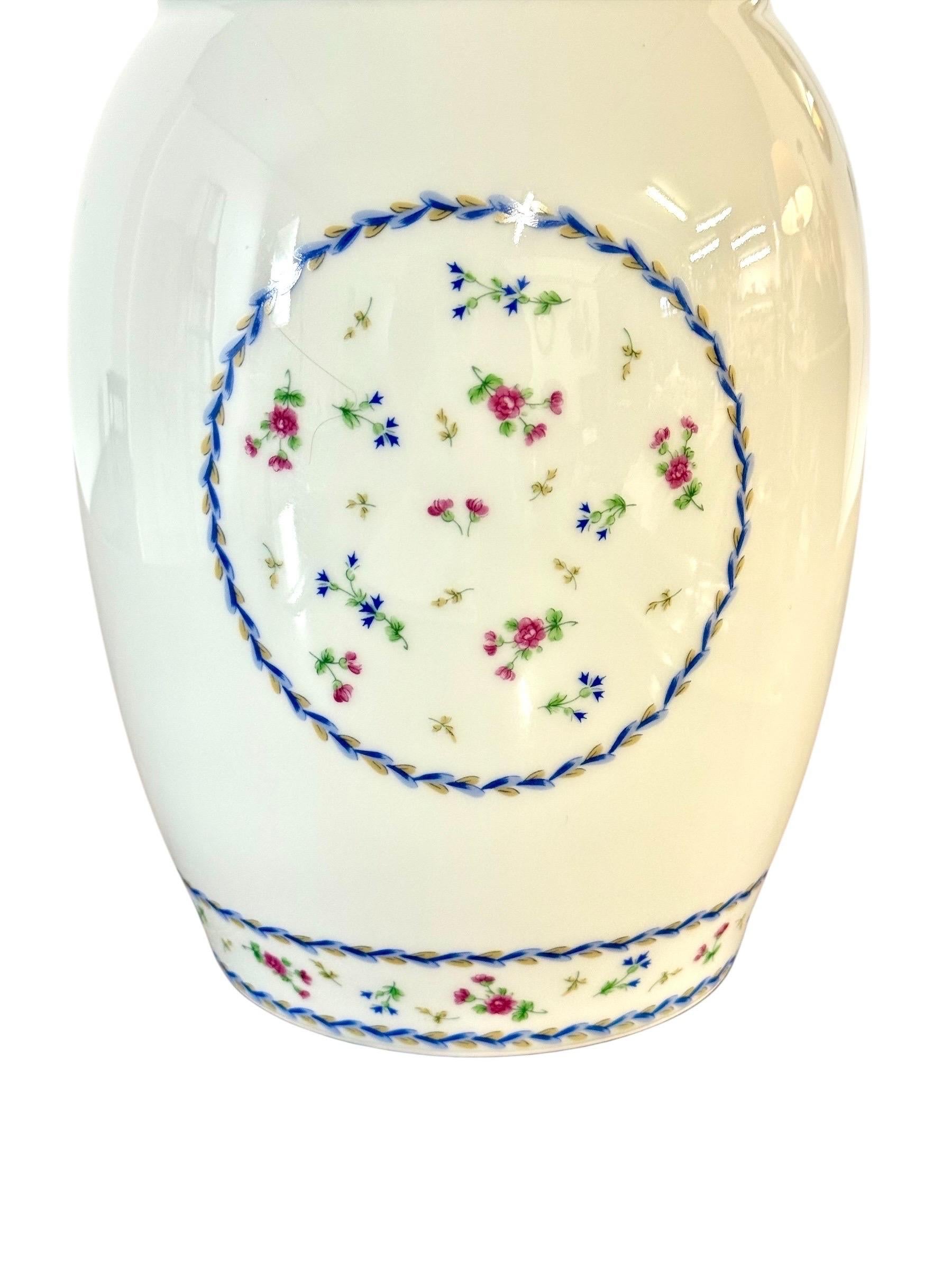 Jarrón de porcelana de Limoges, motivo Comte d'Artois Bleu, diseño del siglo XVIII Pintado a mano en venta