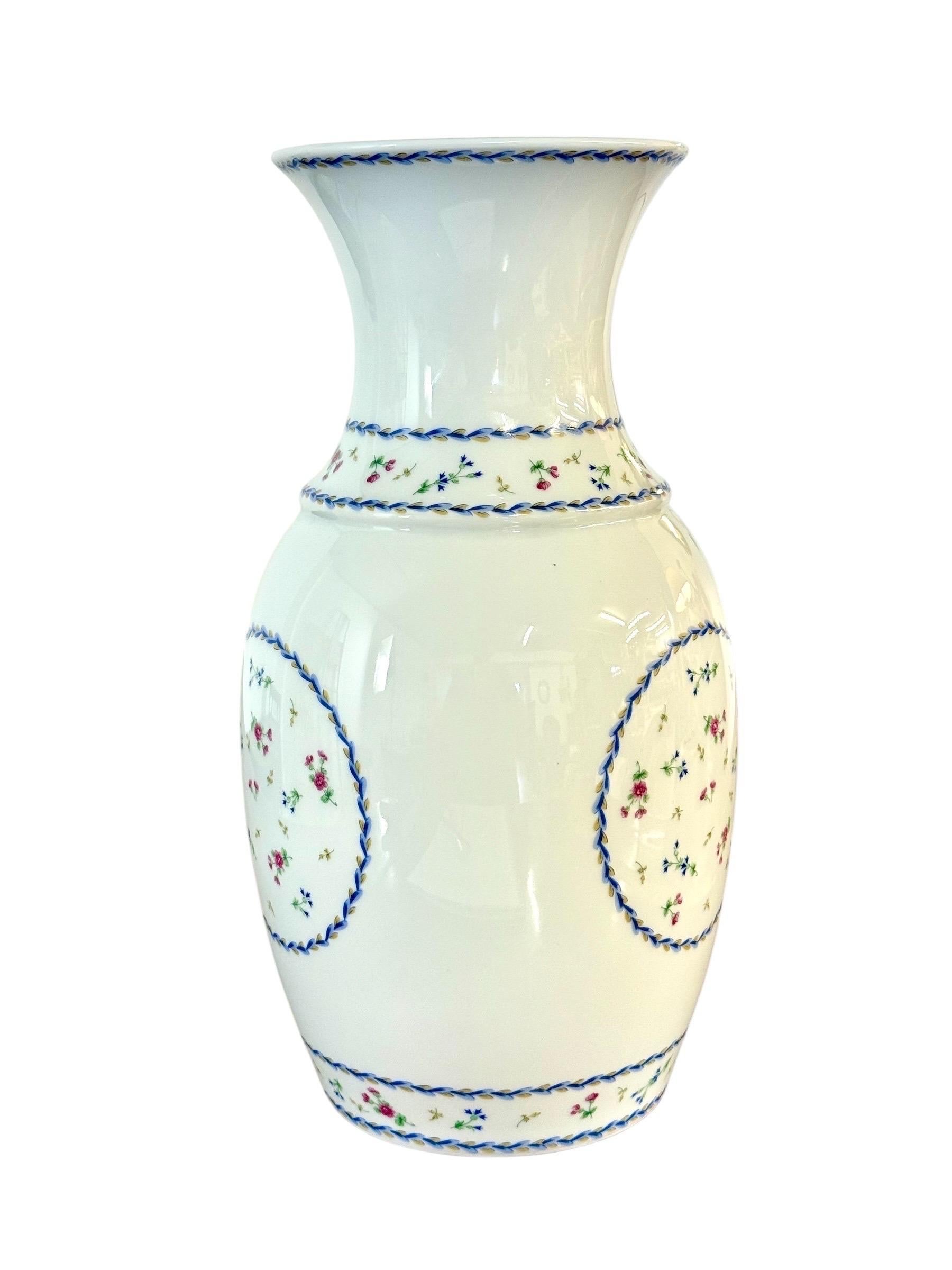 Jarrón de porcelana de Limoges, motivo Comte d'Artois Bleu, diseño del siglo XVIII en Excelente estado para la venta en LA CIOTAT, FR