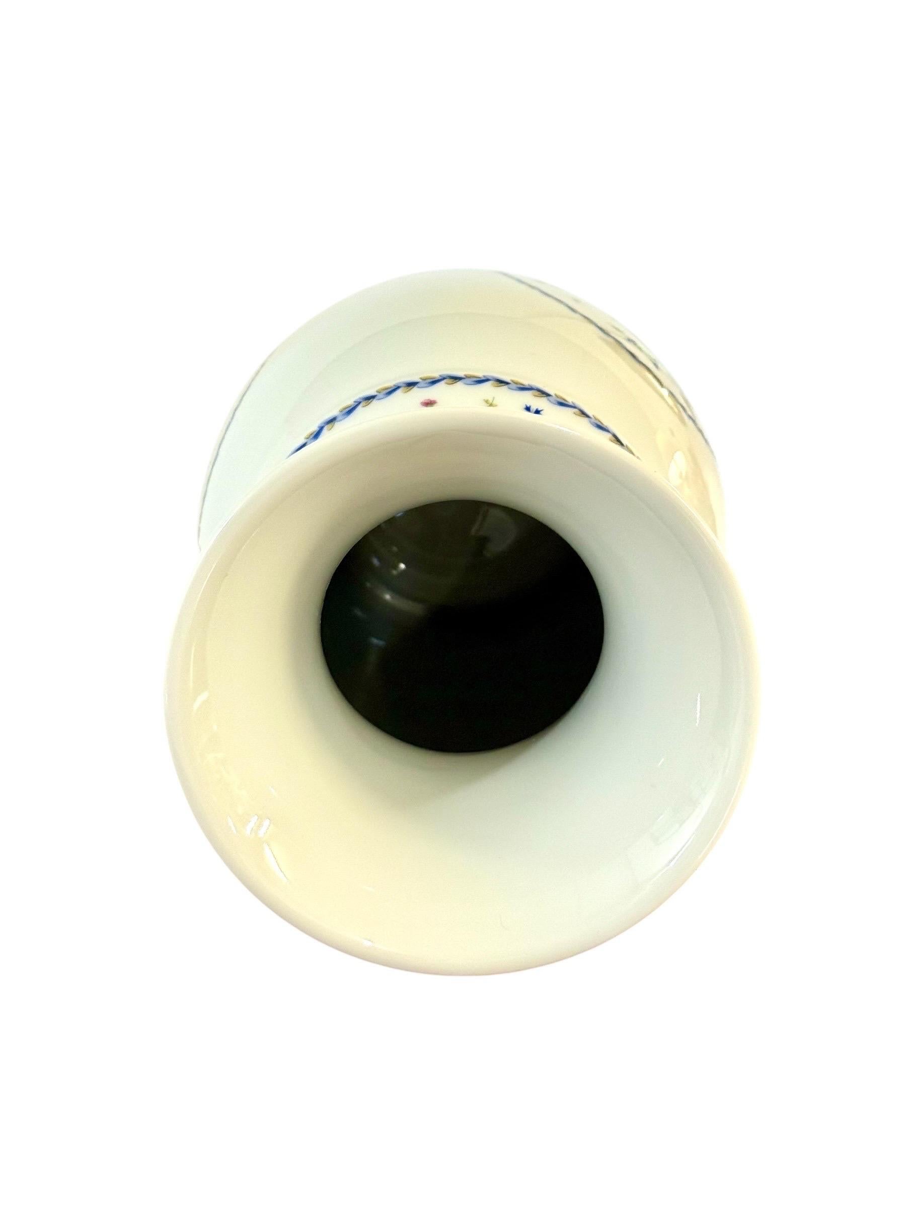 Jarrón de porcelana de Limoges, motivo Comte d'Artois Bleu, diseño del siglo XVIII siglo XX en venta