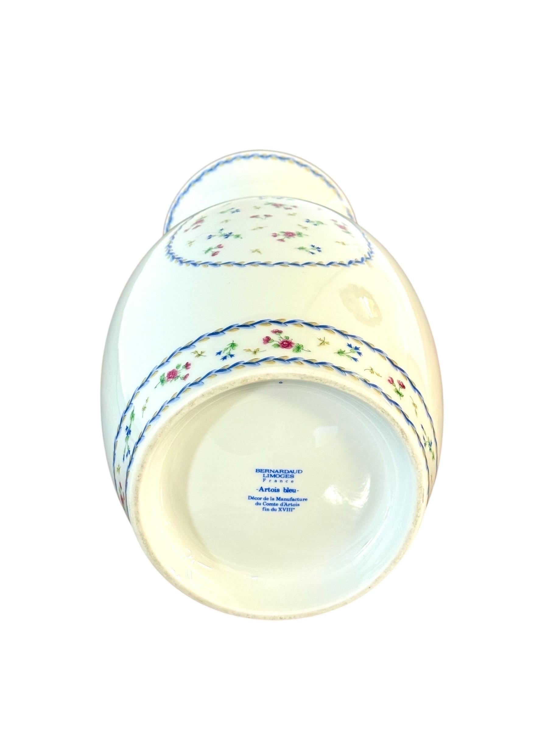 Jarrón de porcelana de Limoges, motivo Comte d'Artois Bleu, diseño del siglo XVIII Porcelana en venta
