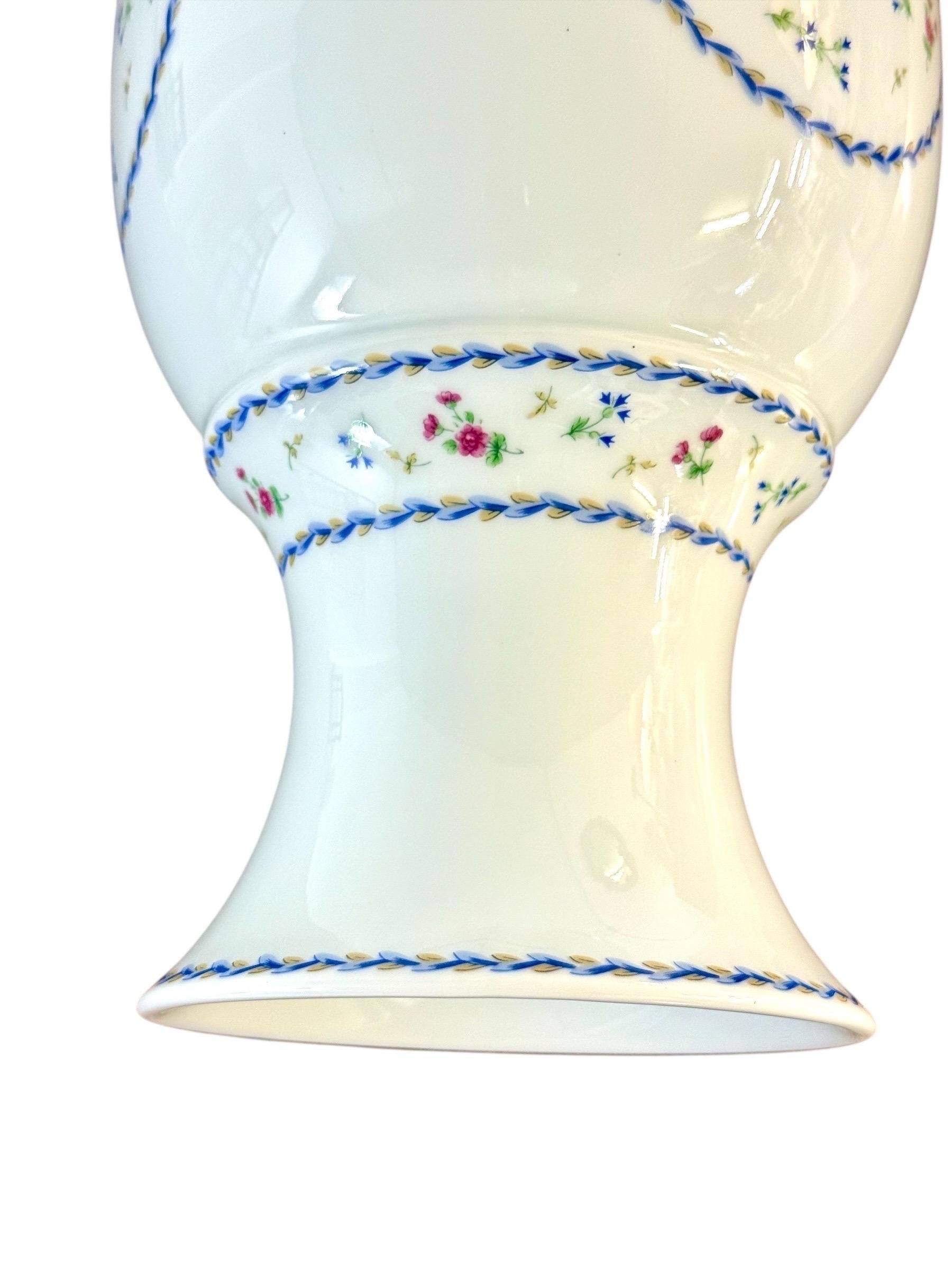 Jarrón de porcelana de Limoges, motivo Comte d'Artois Bleu, diseño del siglo XVIII en venta 1