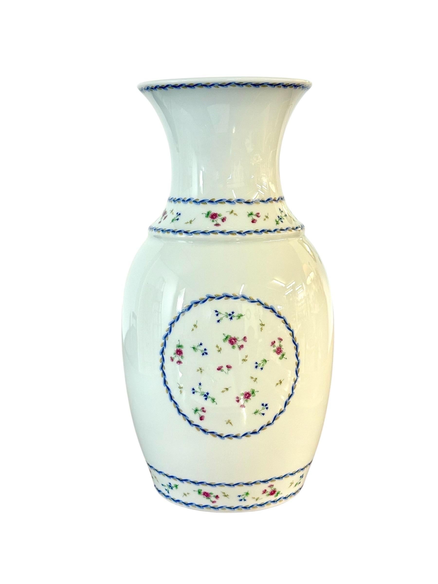 Jarrón de porcelana de Limoges, motivo Comte d'Artois Bleu, diseño del siglo XVIII en venta 2
