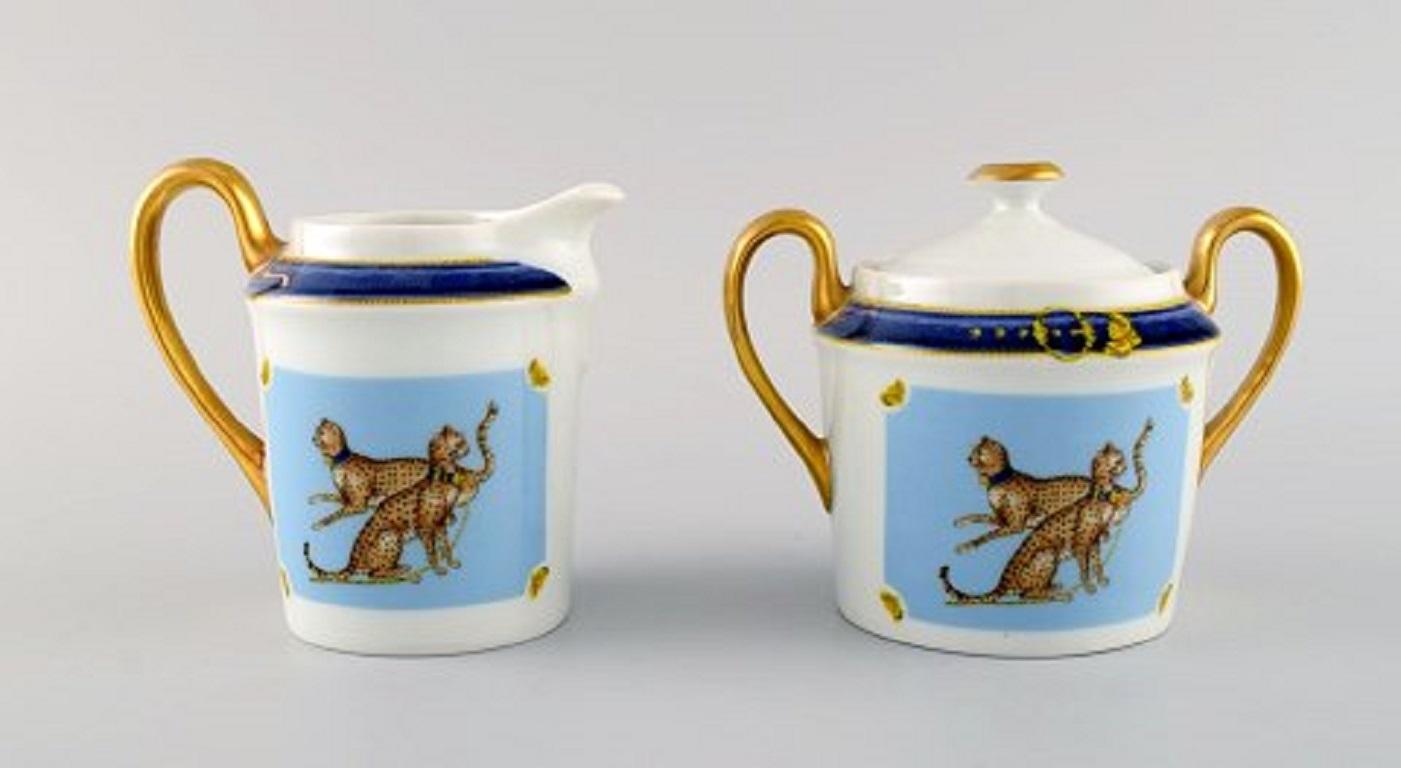 Limoges / Porcelaine de Paris. Coffee service for three people in porcelain with cheetahs, 1960s-1970s.
Consisting of three coffee cups with saucers, three plates, sugar / cream set and coffee pot.
The coffee cup measures: 8 x 5.5 cm.
The saucer