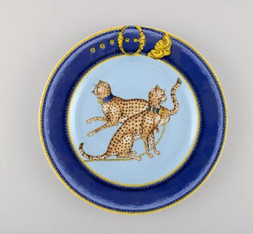 Limoges / Porcelaine de Paris. Three coffee cups and two plates in porcelain with cheetahs, 1960s-1970s.
The coffee cup measures: 8 x 5.5 cm.
The plate measures: 19.5 cm.
Stamped.
In good condition with wear to the gold.