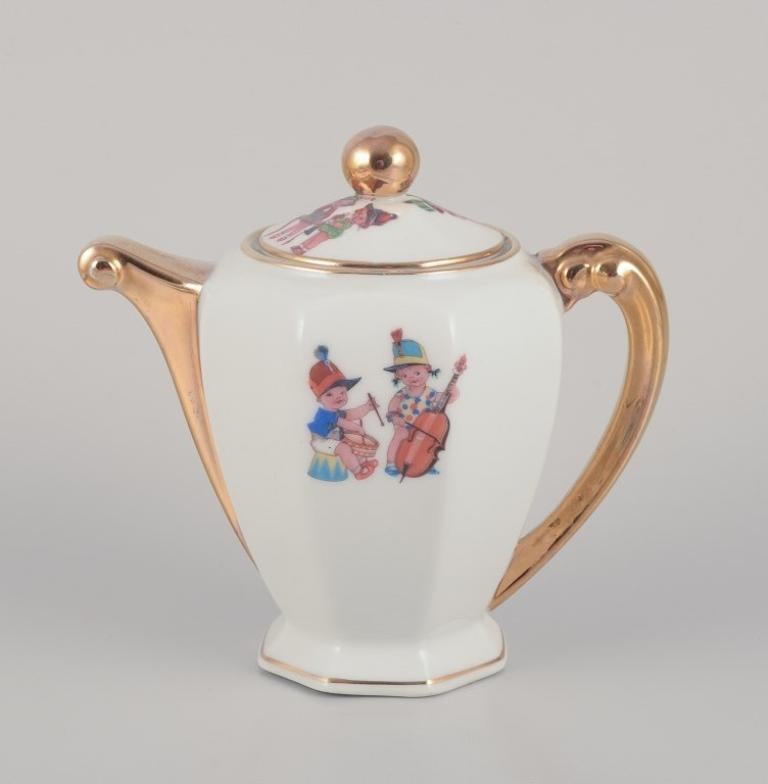 Limoges Porcelaine, France.
Coffee pot, teacup, and a coffee cup with saucers, as well as two egg cups in porcelain. Motifs of child musicians.
1930s/1940s.
In excellent condition with minimal signs of use.
Marked.
Coffee pot: H 14.0 cm x W 15.0 cm