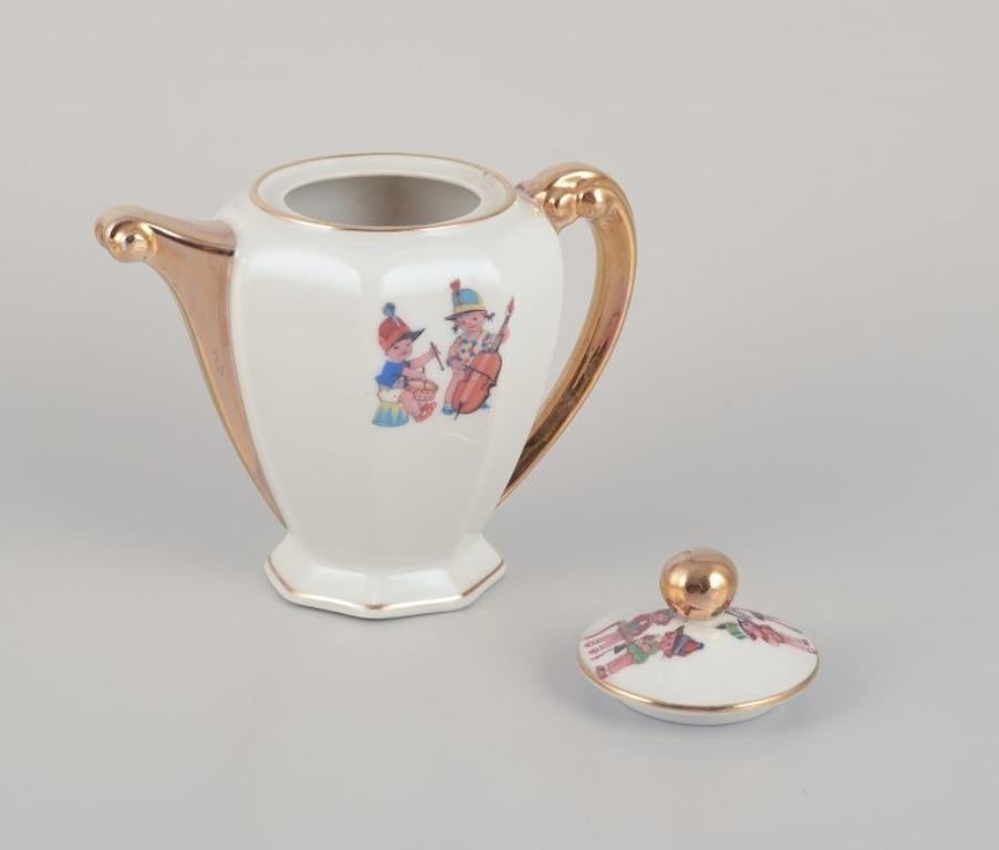 French Limoges Porcelaine, France. Seven pieces of porcelain. 1930s/40s For Sale