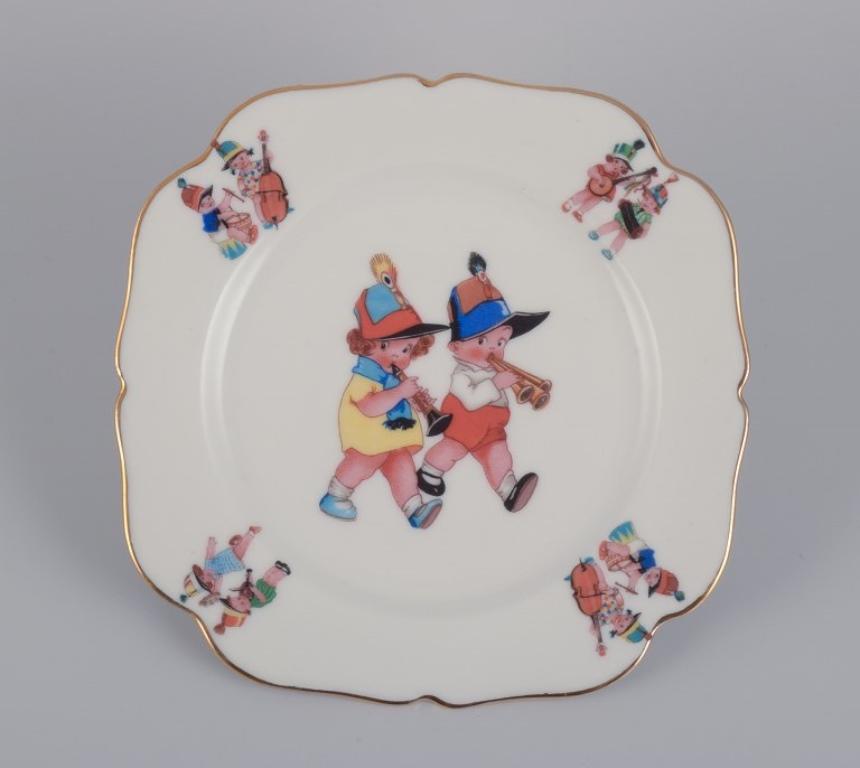Porcelana de Limoges, Francia. Tres platos de porcelana con motivos de niños músicos.
Década de 1930/1940.
En excelente estado, con mínimas señales de uso.
Marcado.
Grande: D 21,5 cm.
Pequeña: D 18,0 cm.

