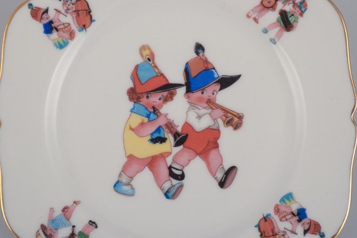 Porcelana de Limoges. Tres platos de porcelana con motivos de niños músicos Francés en venta