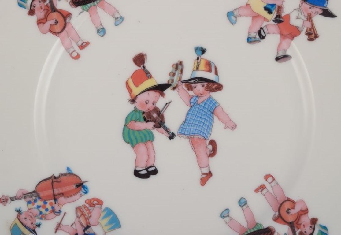 Porcelana de Limoges. Tres platos de porcelana con motivos de niños músicos mediados del siglo XX en venta