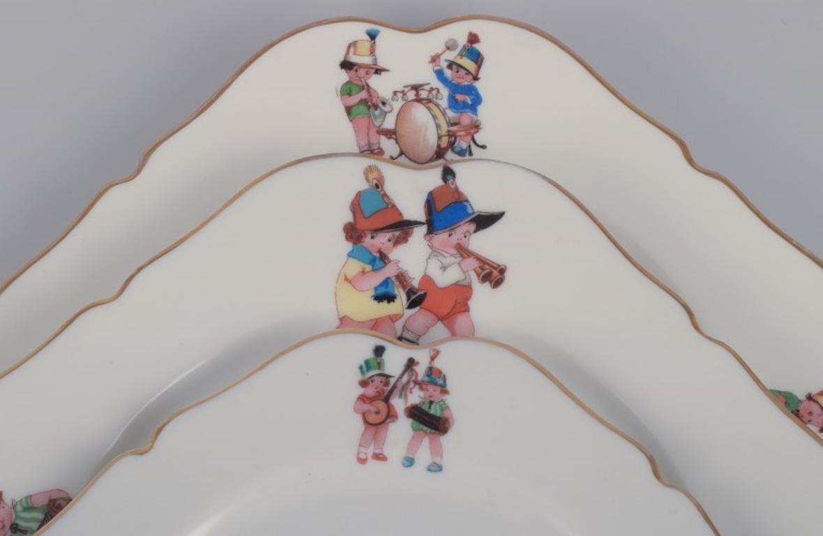 Porcelana de Limoges. Tres platos de porcelana con motivos de niños músicos en venta 3