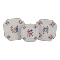 Limoges Porcelaine. Tre piatti in porcellana con motivi di bambini musicisti