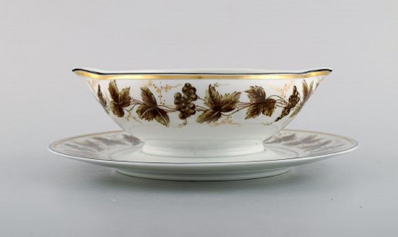 Limoges sauceboat on a stand in porcelain with hand-painted grapevines and gold decoration. 1930s / 40s.
Measures: 19.5 x 6.5 cm.
In excellent condition.
Stamped.