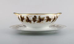 Saucière de Limoges sur pied en porcelaine avec vignes peintes à la main