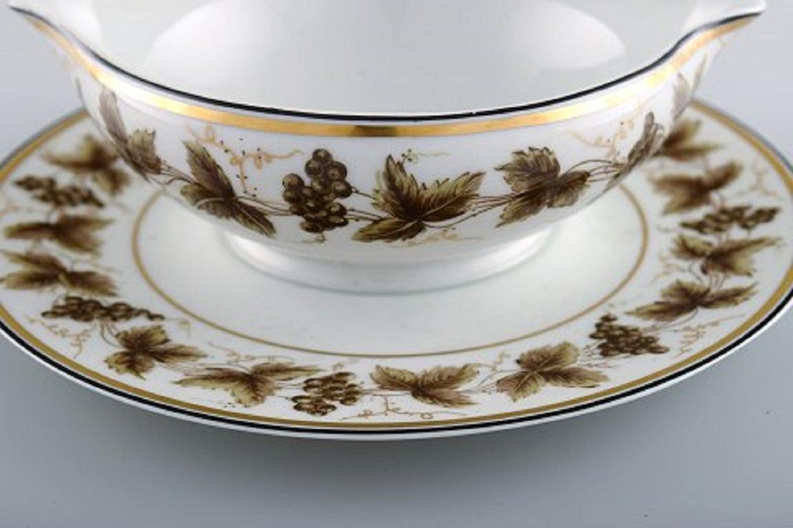 Limoges Sauceboat on Stand in Porcelain with Hand-Painted Grapevines In Excellent Condition For Sale In Copenhagen, DK