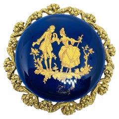 Broche de designer en porcelaine française signée Limoges, peinte à la main et dorée.
