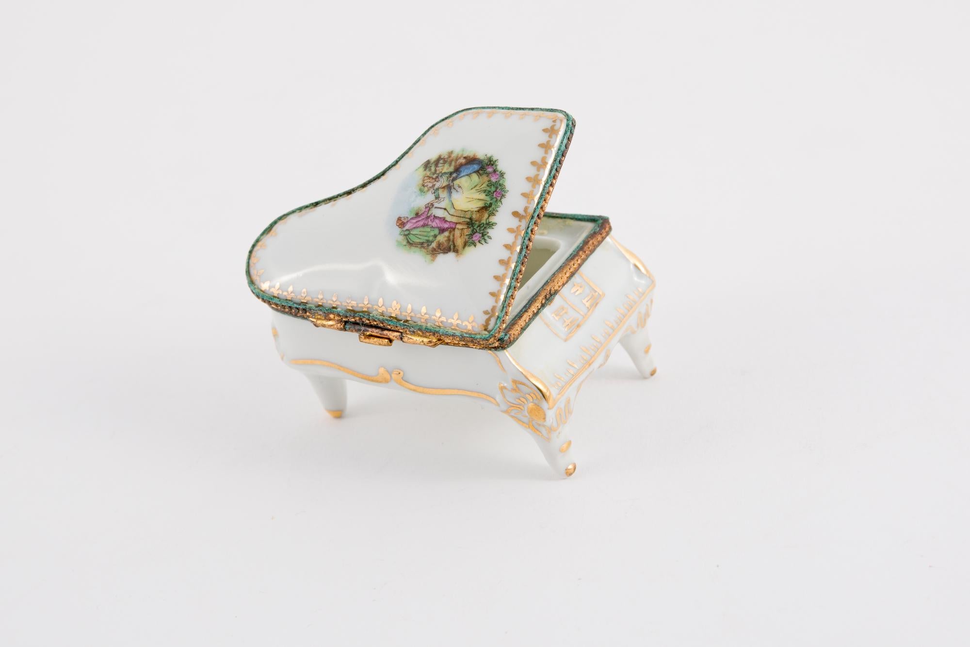 Limoges Singer Porcelain Piano Pill Box In Good Condition For Sale In Paris, FR