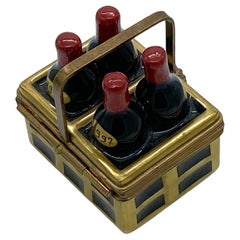 Caja de baratijas de Limoges, botellas de vino en caja