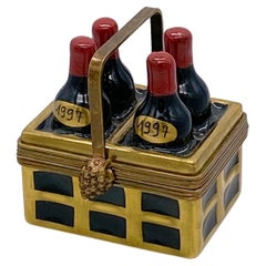 Caja de baratijas de Limoges, botellas de vino en caja