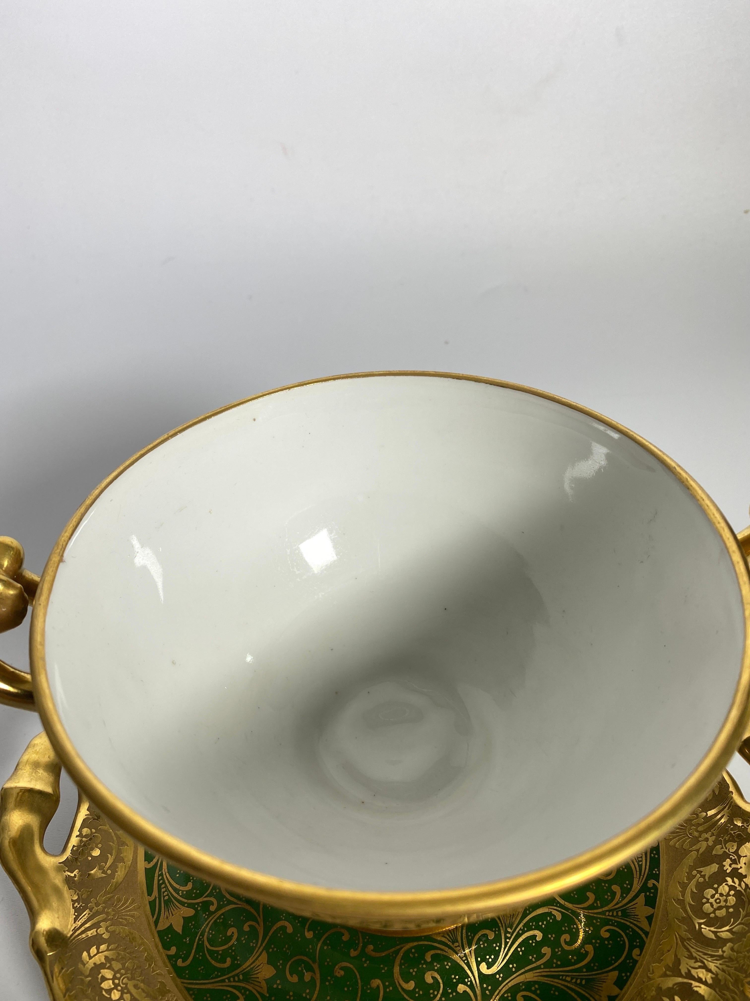 Porcelaine Urne ou bol en porcelaine de Limoges, couleur vert et or, fabriqué en France, vers 1930 en vente