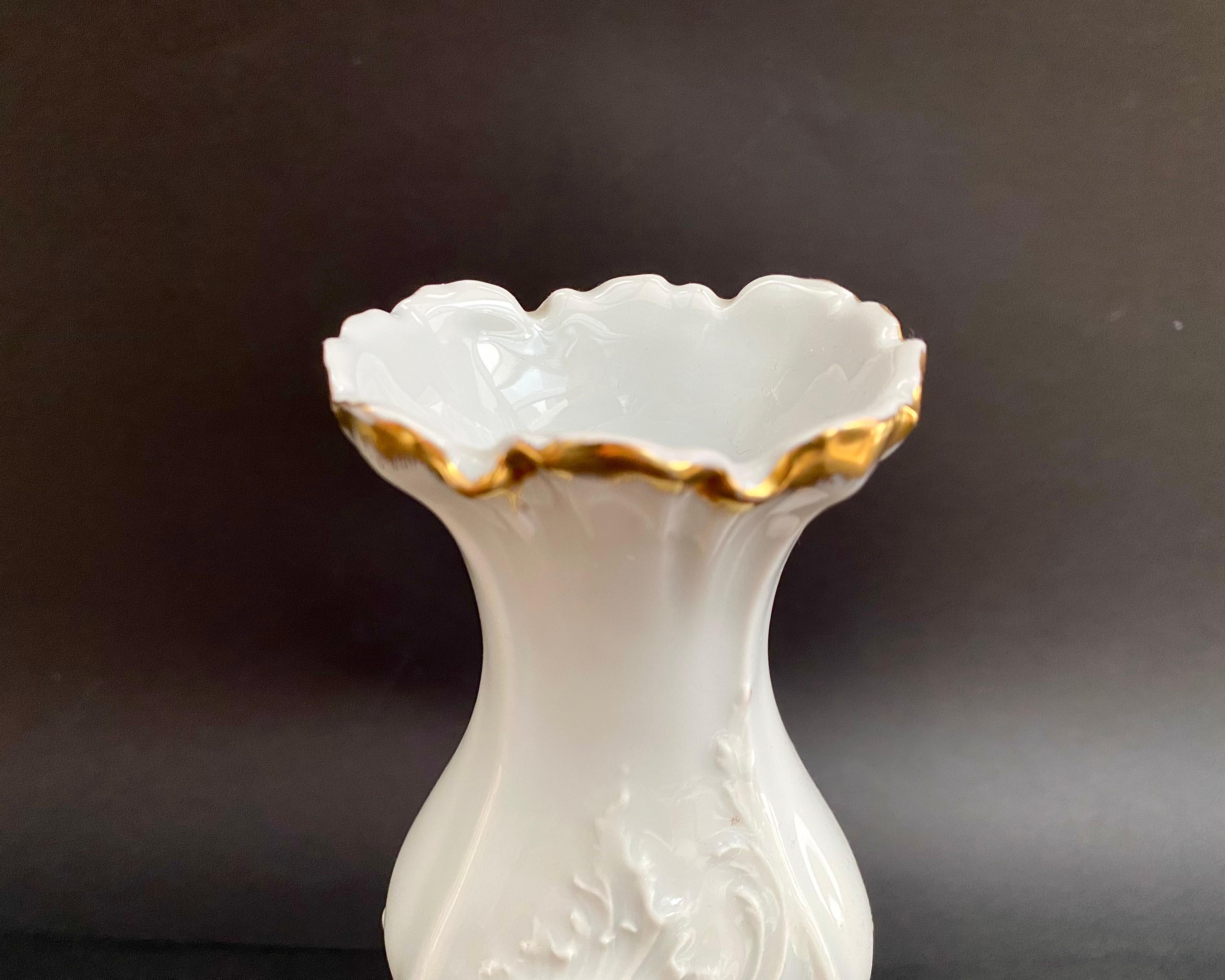 Limoges Vase in Hand-Painted Porcelain with Floral & Gold Decor, France, 80s In Excellent Condition For Sale In Bastogne, BE