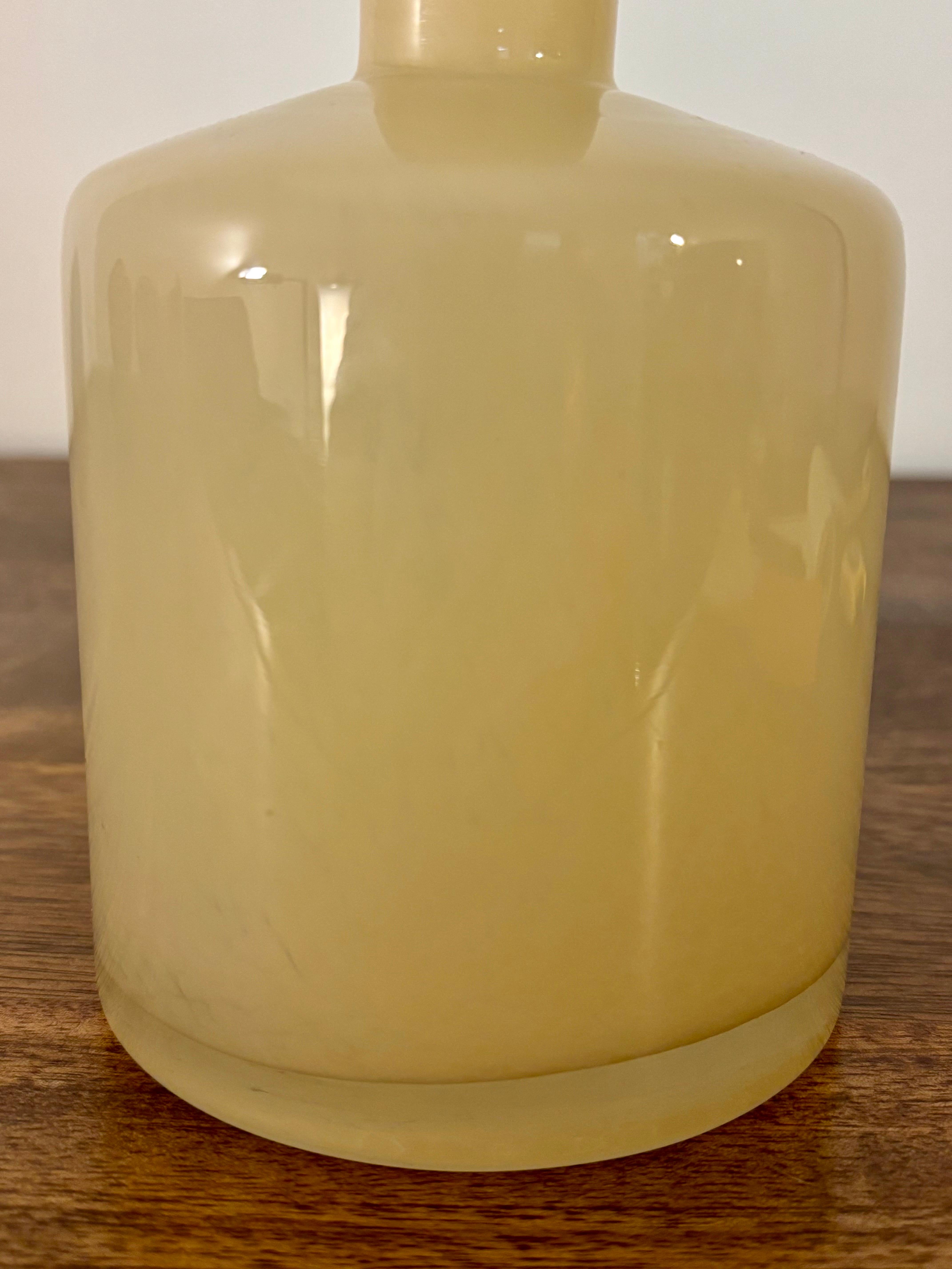 Italiano Vaso in vetro artistico soffiato a mano color limoncello in vendita