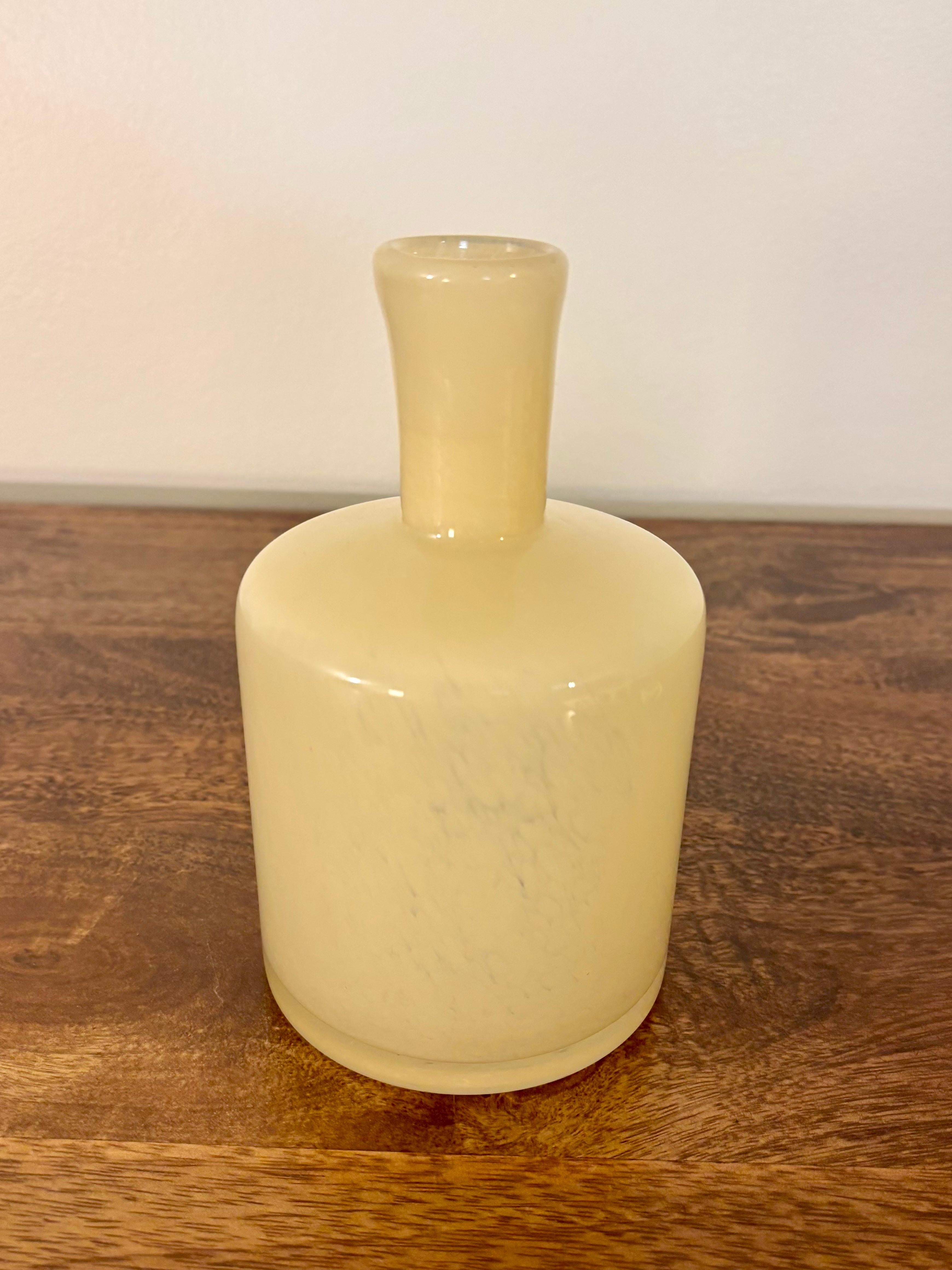 Vaso in vetro artistico soffiato a mano color limoncello In condizioni buone in vendita a Delray Beach, FL